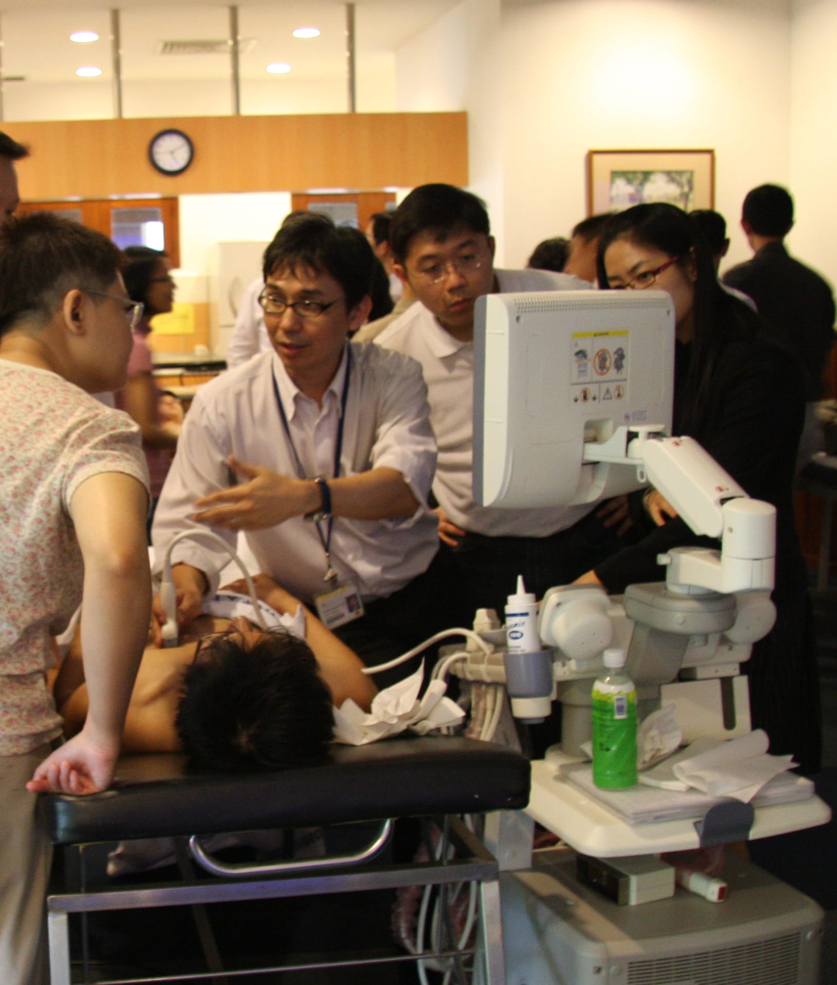 Ultrasound scanning session during the inaugural WINFOCUS course in Alexandra Hospital. The instructor in the picture is Dr. Francis Lee