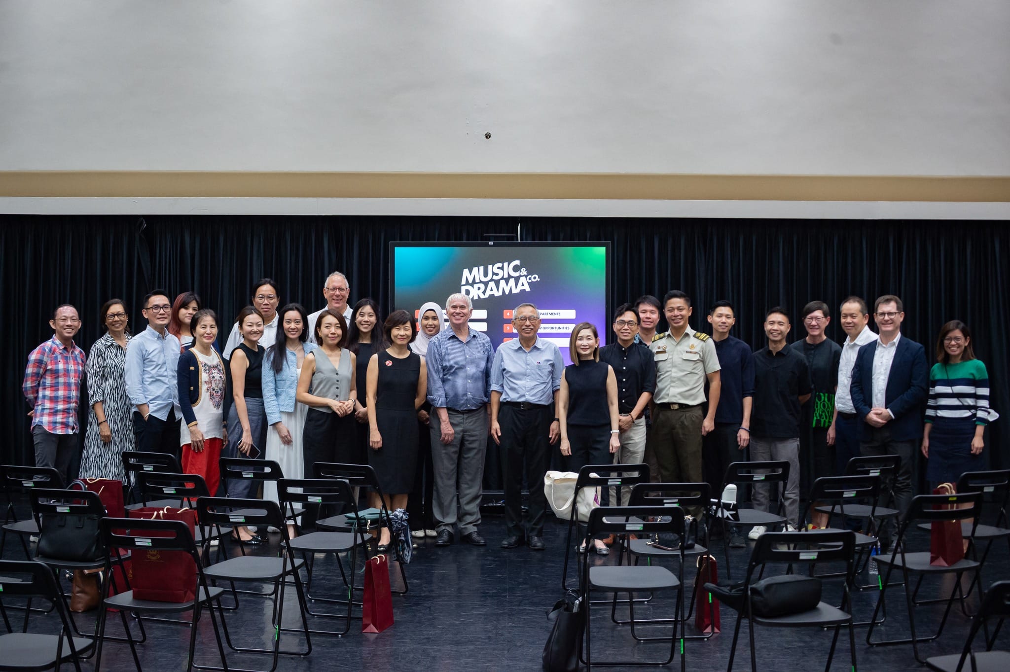 Group photo with guest, MDC, and SAF Band