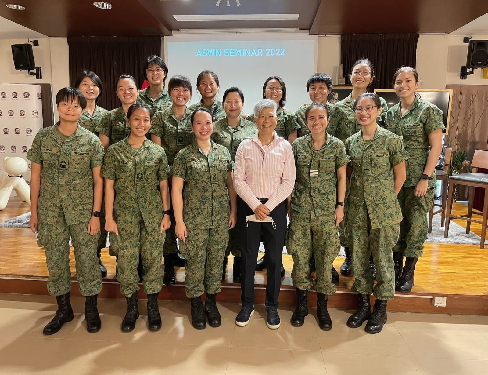 LTC Lim En with female SAF personnel at Army Servicewomen Network Seminar 2022.