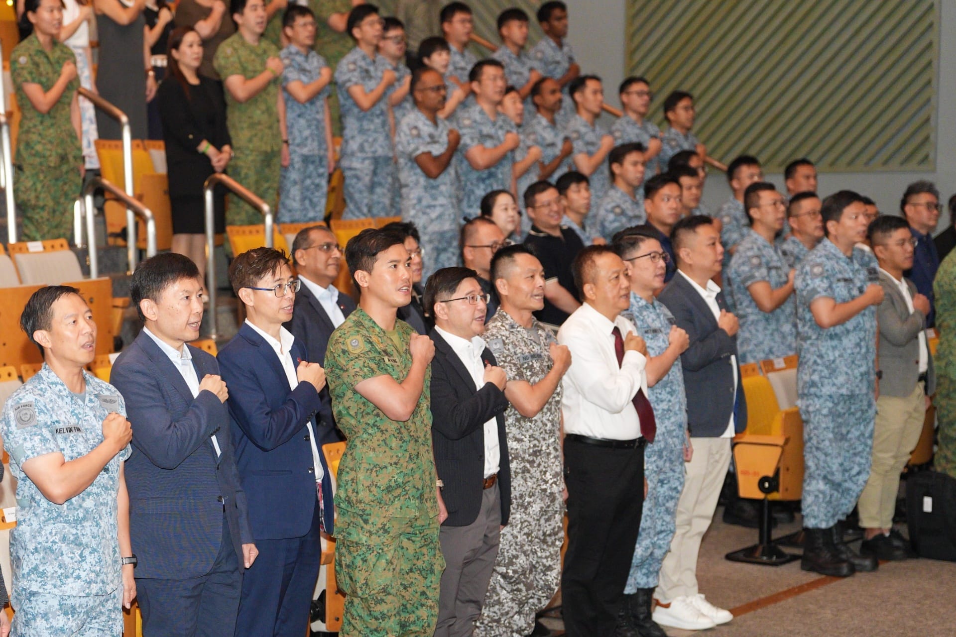 Minister for National Development Mr Chee Hong Tat (second from left) reciting the SAF Pledge with NSmen, employers and senior SAF commanders at the Zone 1 CRC at Temasek Polytechnic.