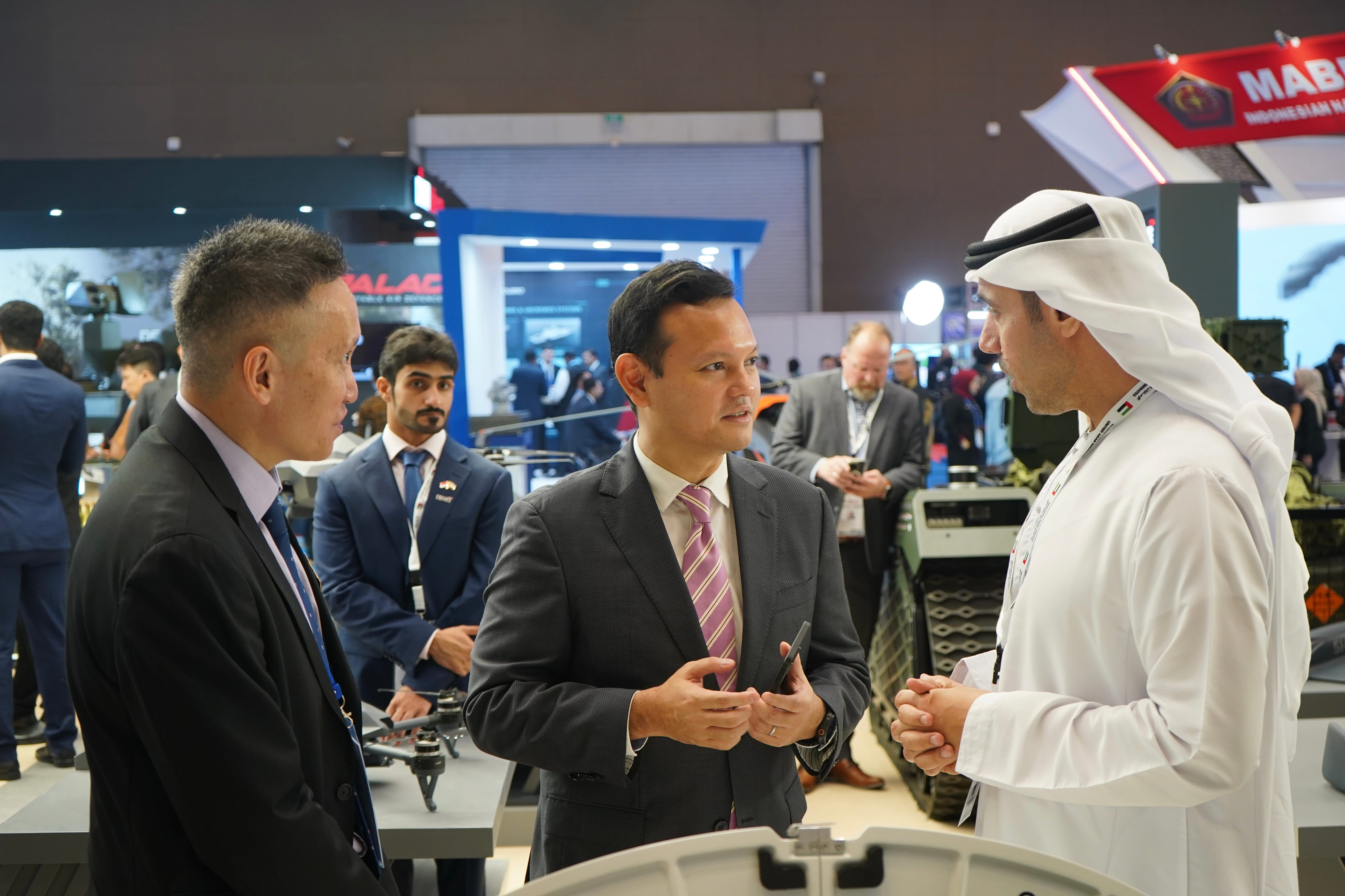 Mr Zaqy viewing the exhibitions at the 10th Indo Defence 2025 Expo and Forum.