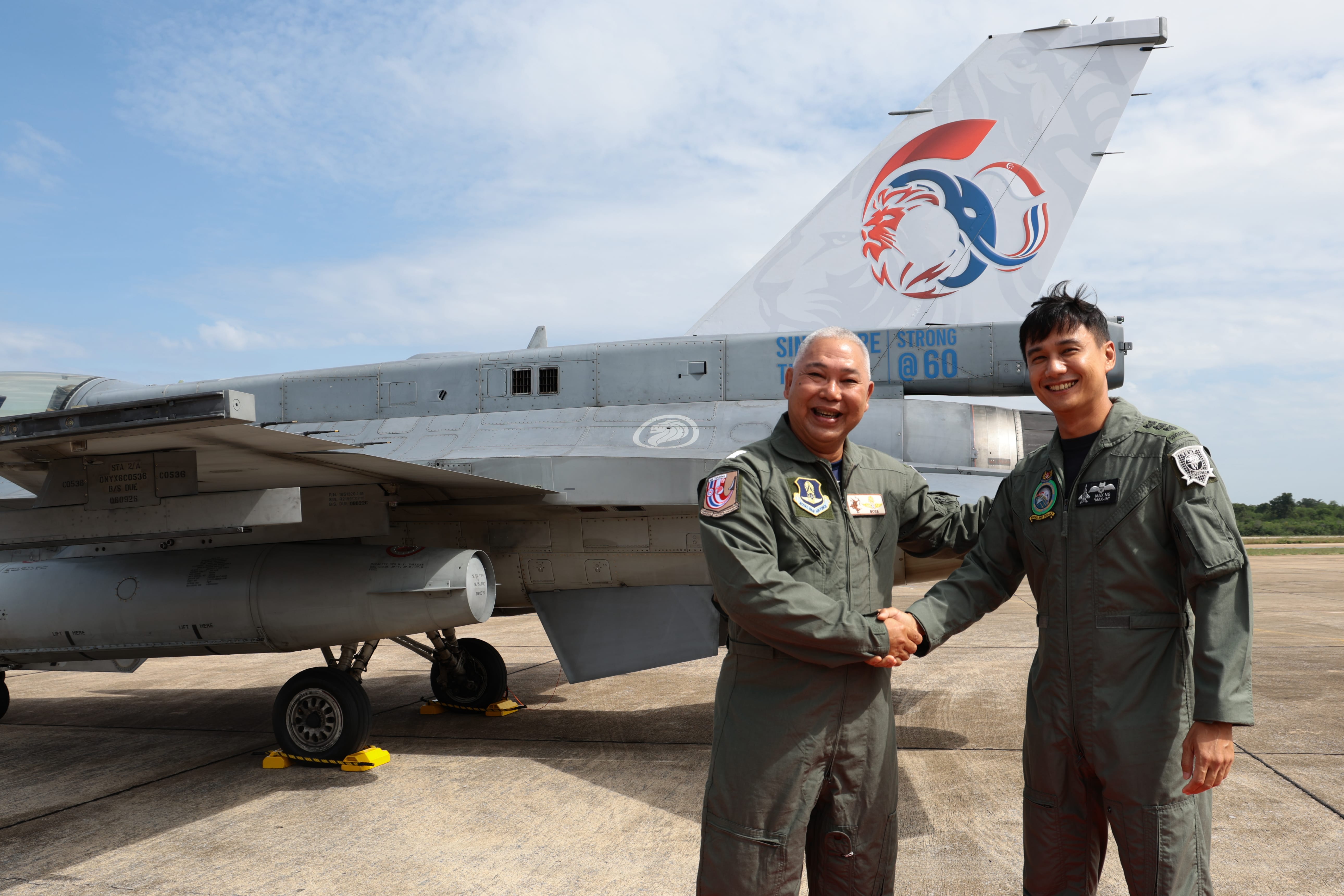 RSAF Exercise Director COL Ng Han Lin Max (right) and RTAF Exercise Director Group Captain Nat Kamintra (left) unveiled the 60th Anniversary Tail Flash on the RSAF’s F-16 fighter aircraft.