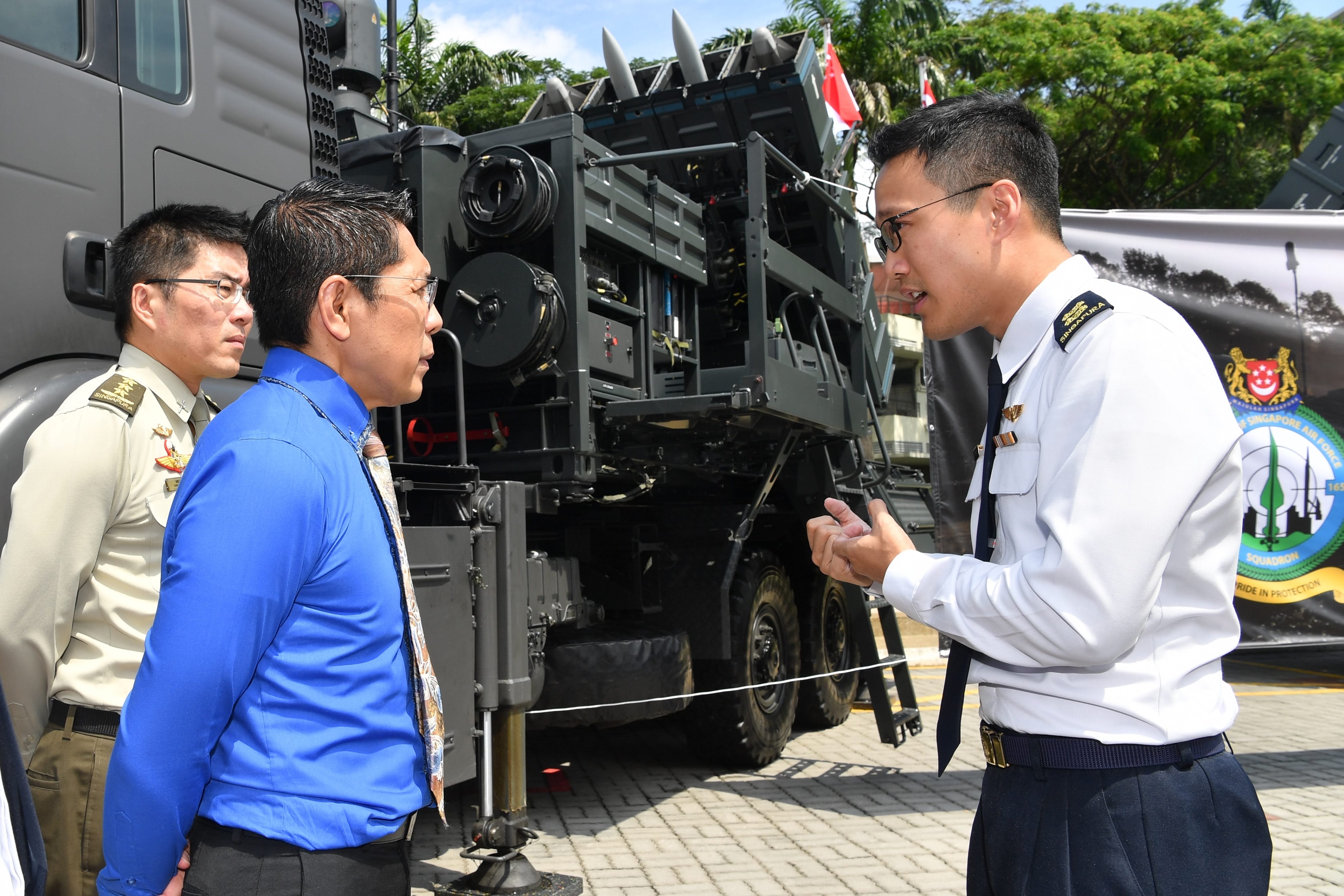 Dr Maliki receiving a brief on the SPYDER's capabilities from CO 165 Sqn LTC Yap during the SPYDER'S FOC ceremony.