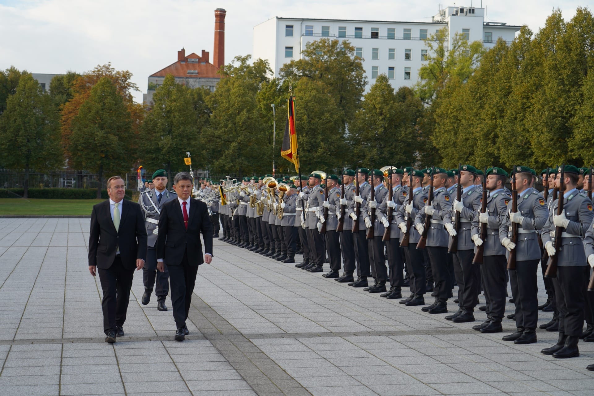 Minister Chan reviewing the Guard of Honour by the Bundeswehr.