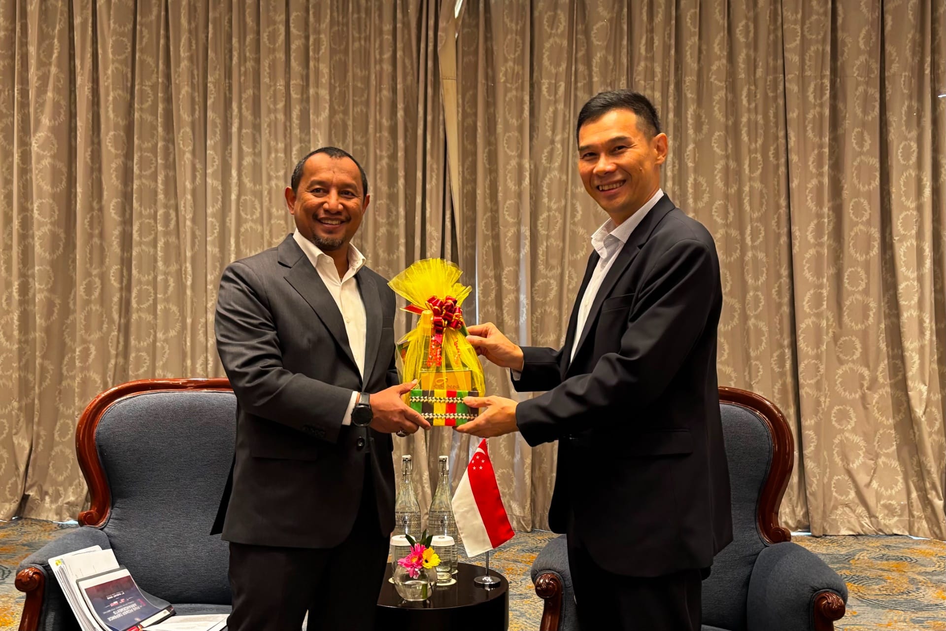 Mr Leong calling on Secretary-General of the Malaysian Ministry of Defence Datuk Lokman Hakim Ali.