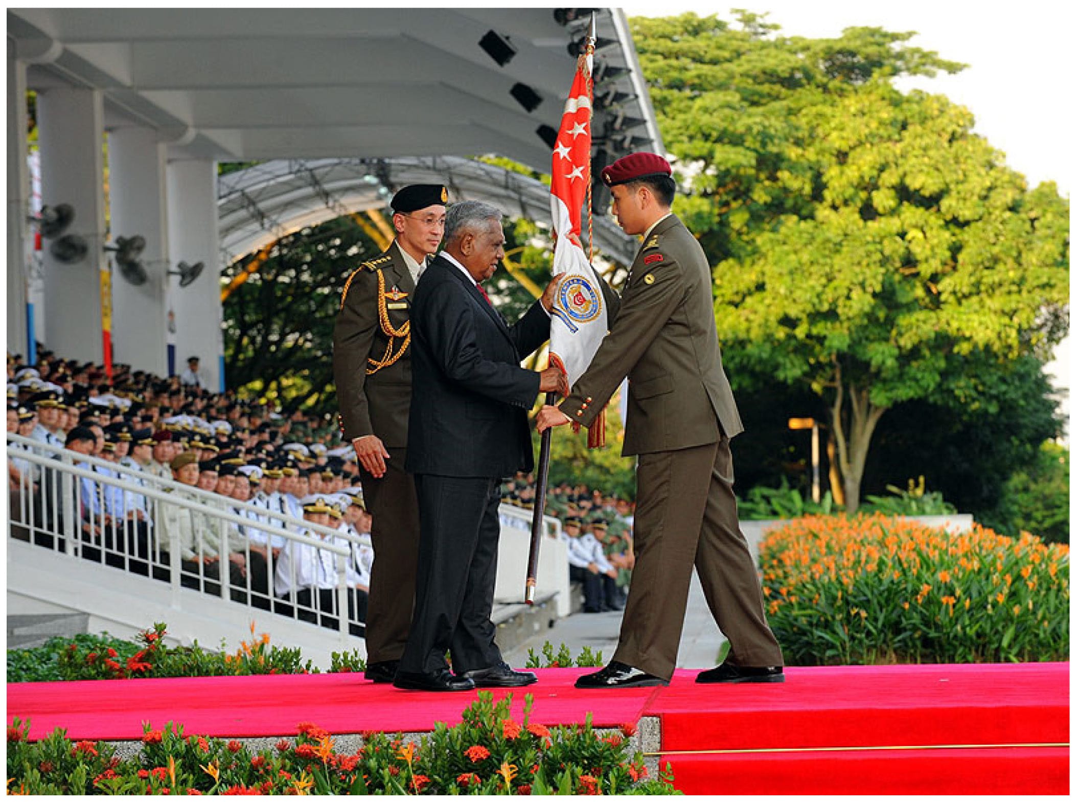 MAJ Pang Chee Kong, Commanding Officer of the 1st Commando Battalion which won the Best Combat Unit award, receiving the State Colours from President Nathan.