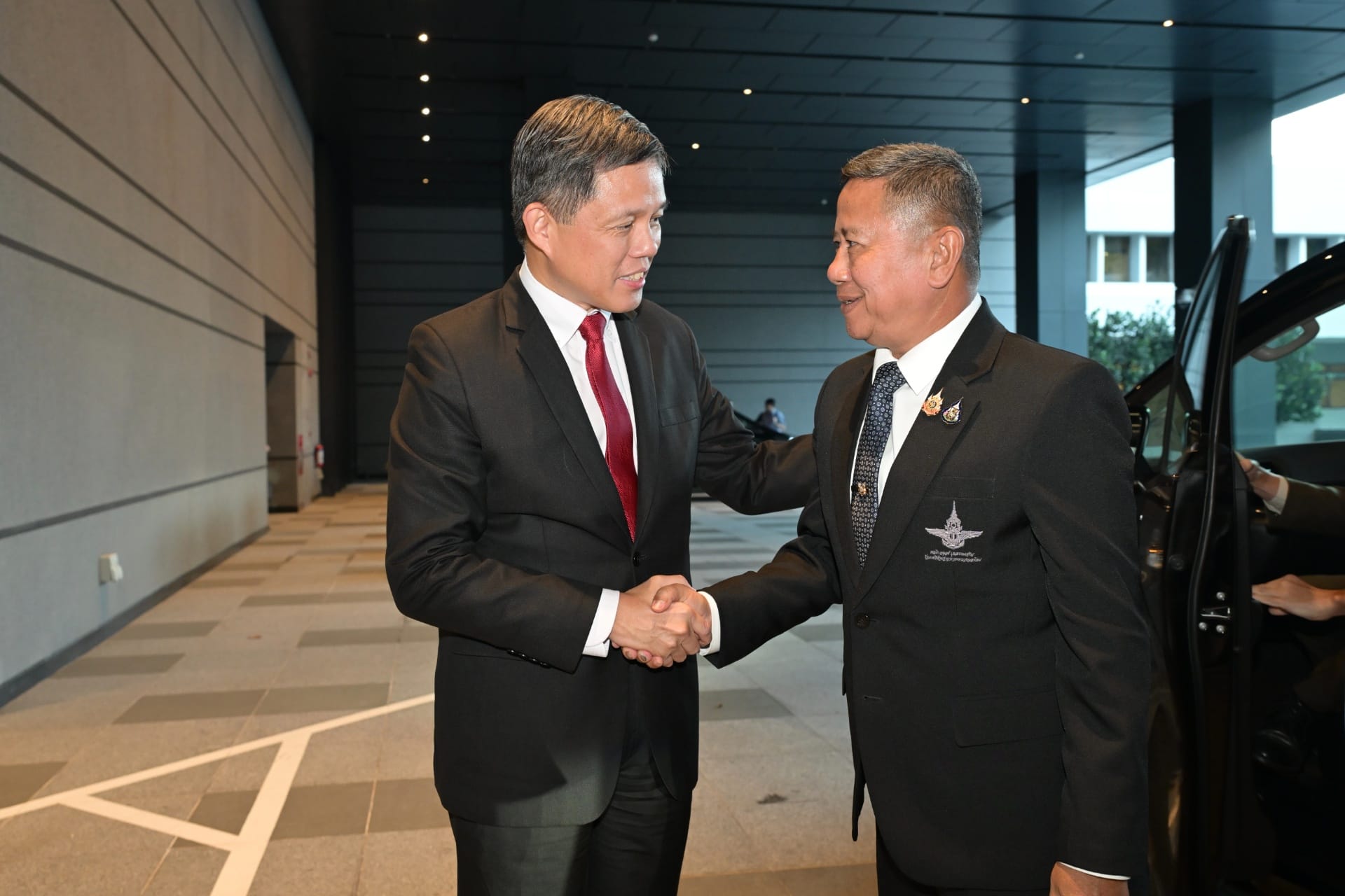 Mr Chan receiving LTG Adul’s arrival at MINDEF today.