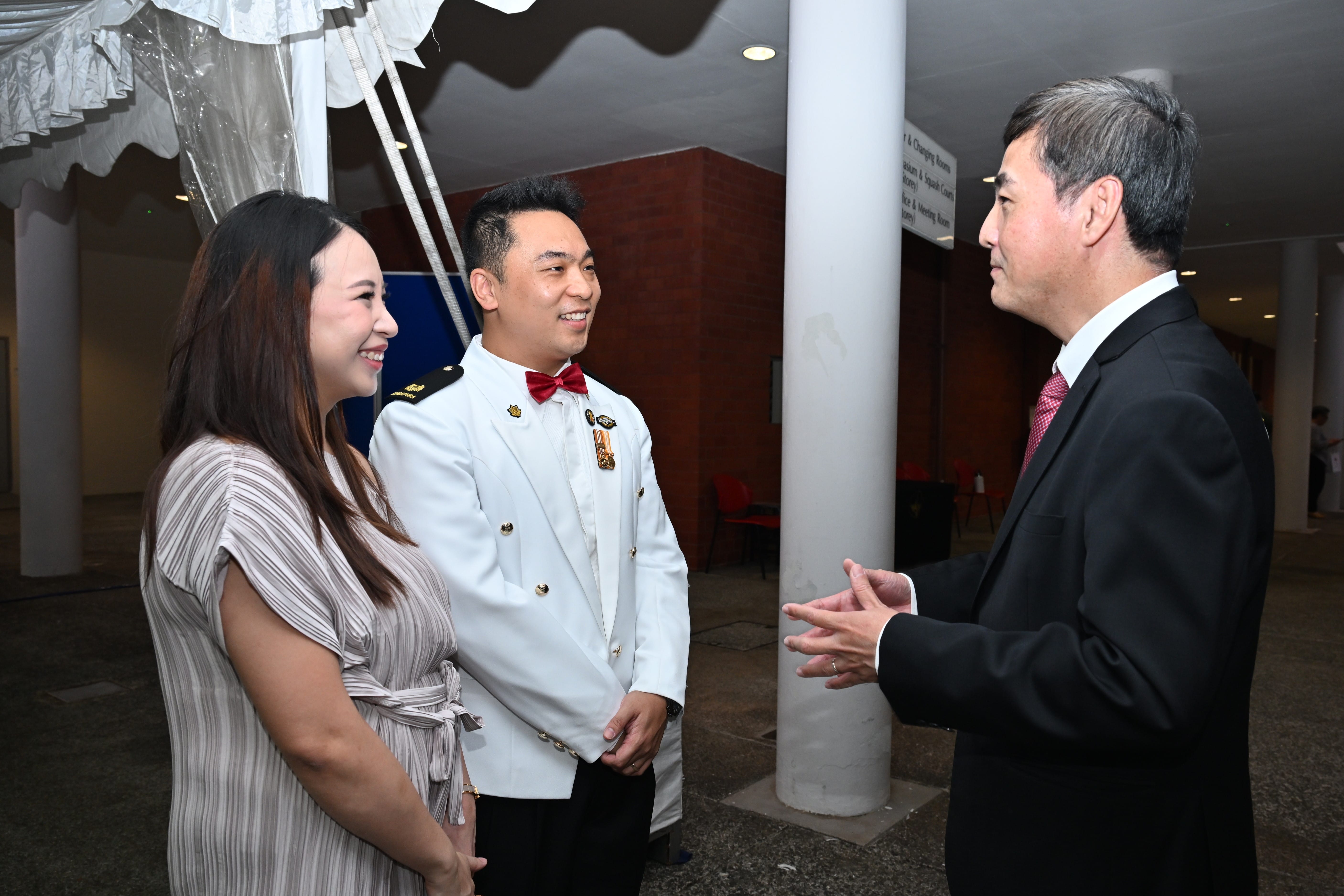 Mr Heng Chee How interacting with the top graduates and their spouses