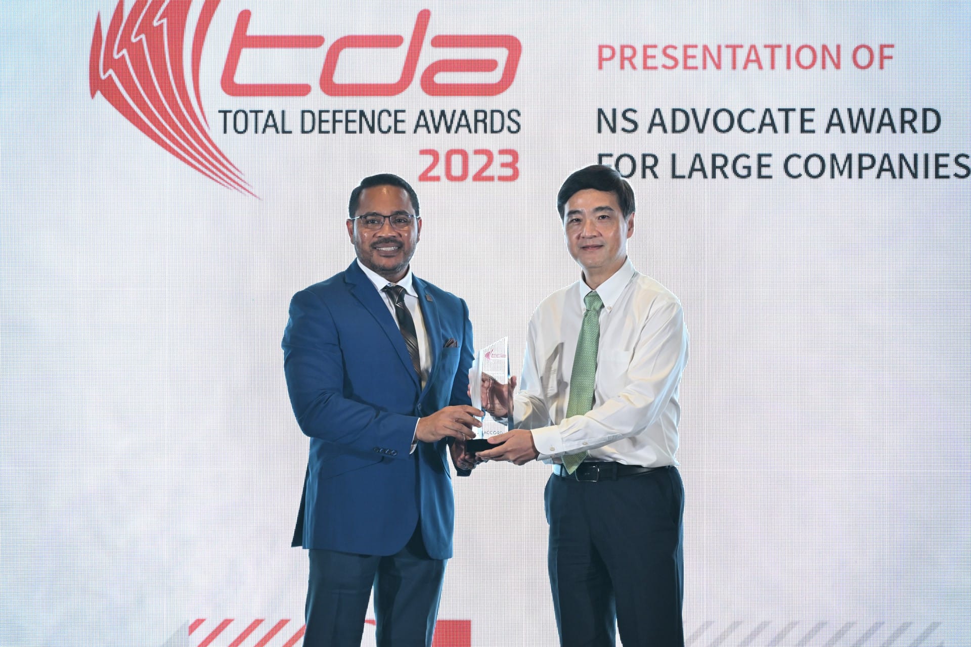 Senior Minister of State for Defence Mr Heng Chee How (right) presenting the NS Advocate Award for Companies (Large Companies) to Mr Muhammad Ridhuan Bin Supan (left), CEO of Peregrine Security Pte Ltd.