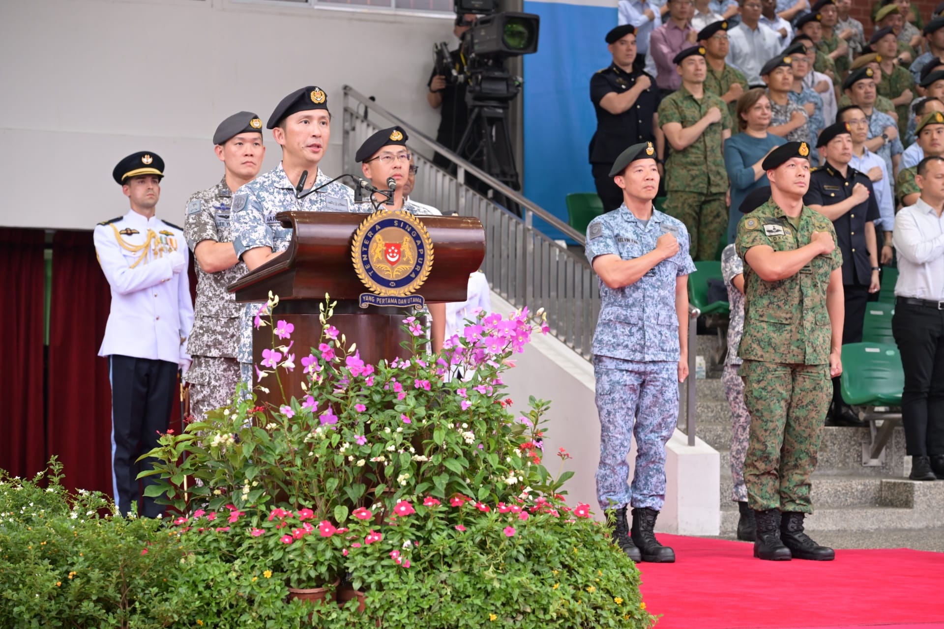 Chief of Defence Force Vice Admiral (VADM) Aaron Beng leading SAF personnel in reciting the SAF Pledge.