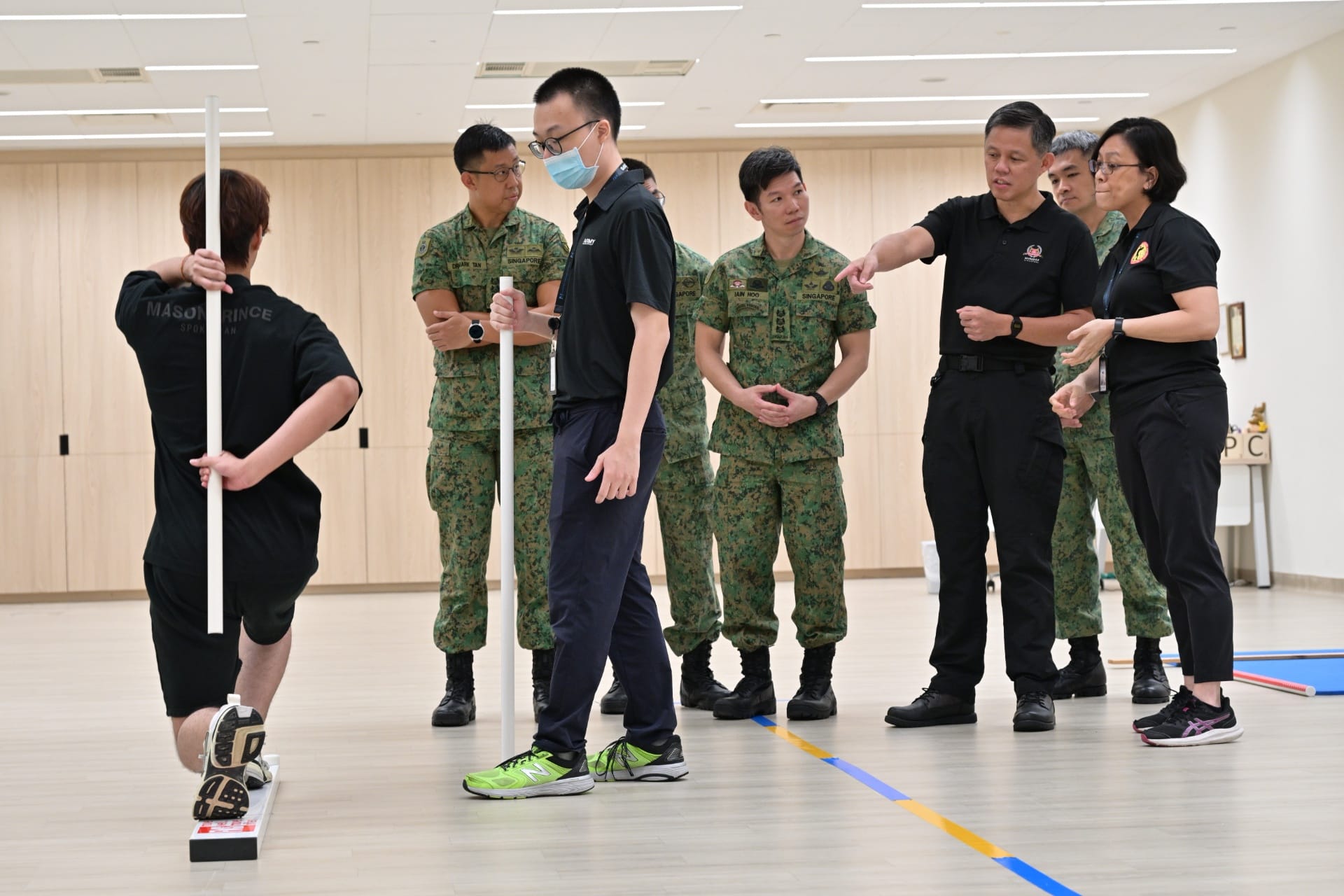 Minister for Defence, Mr Chan Chun Sing, observing a pre-enlistee undergo a Pre-Enlistment Functional Test (PEFT) in the Physiotherapy Centre at the Regional Health Hub (RHH).