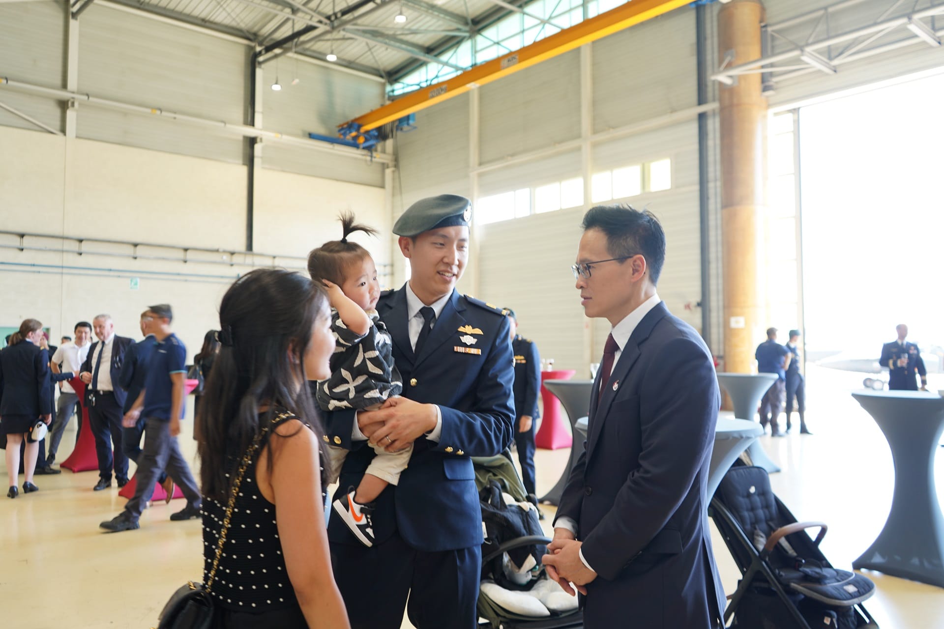Mr Choo interacting with RSAF personnel from 150 Squadron and their families.