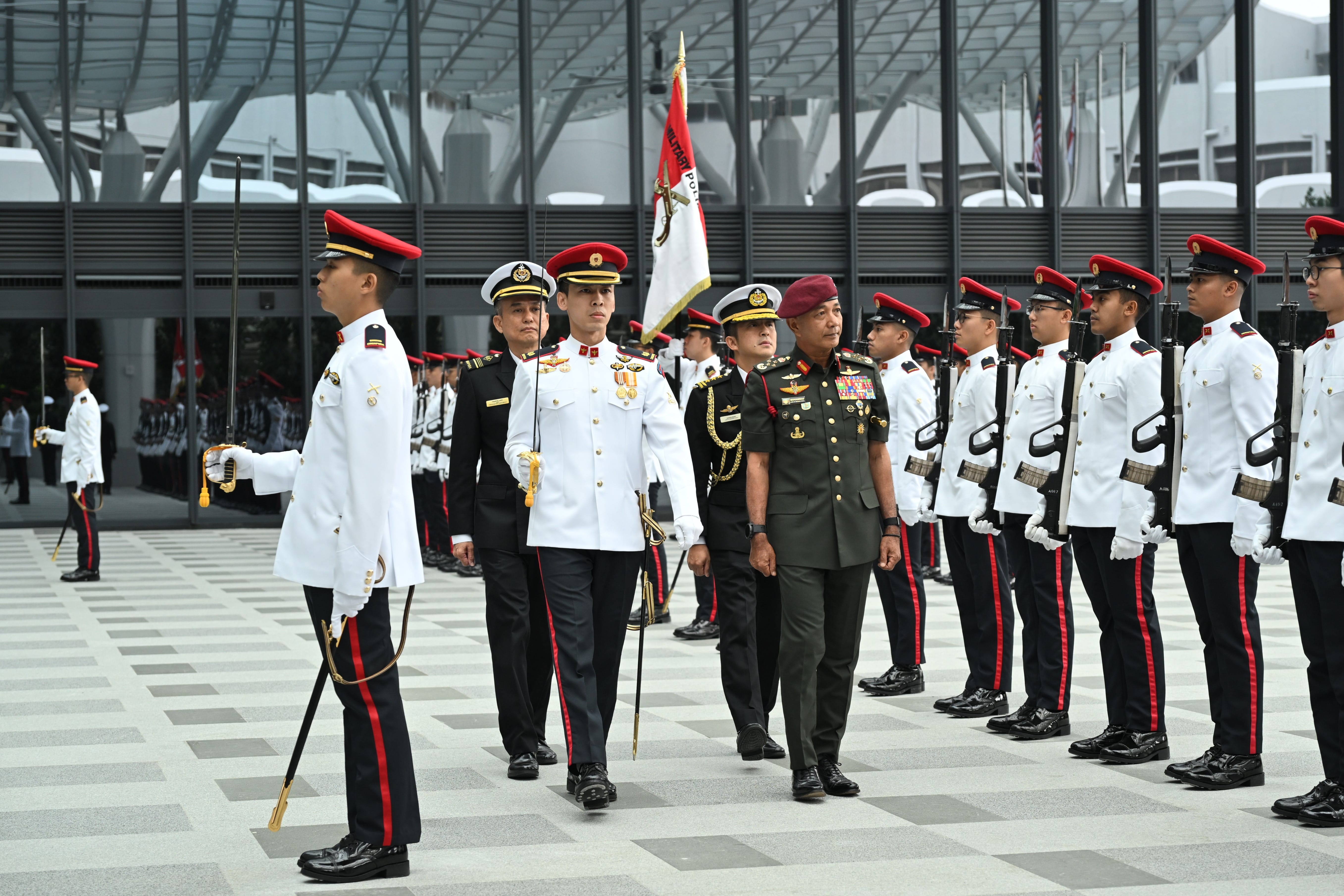 GEN Tan Sri Dato’ Seri Mohammad bin Ab Rahman inspecting the Guard of Honour at MINDEF.