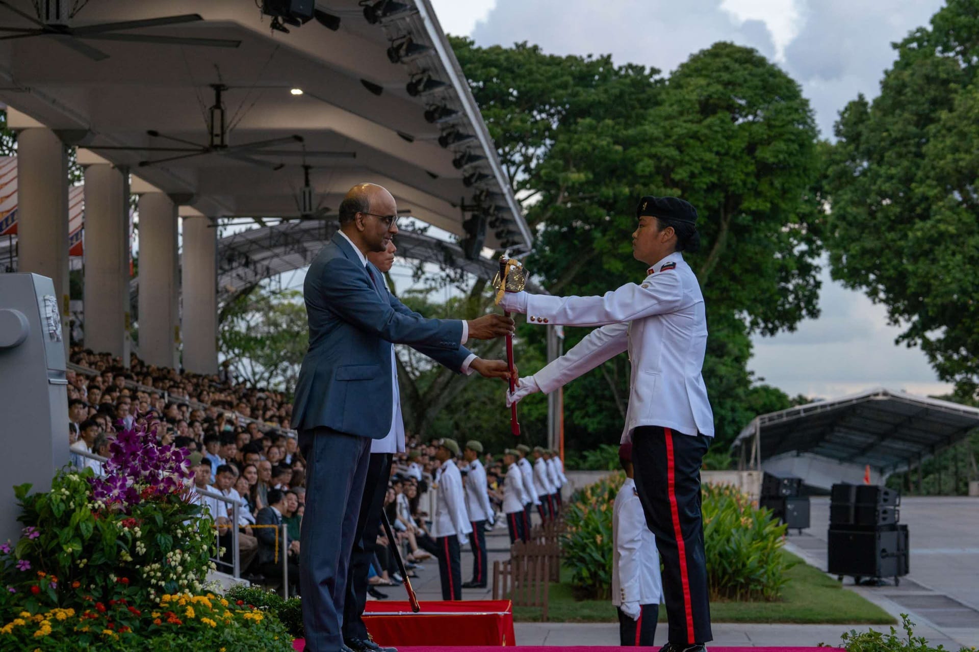 President Tharman Shanmugaratnam presented the Sword of Honour to Second Lieutenant (2LT) Choong Shu Min Isabel.