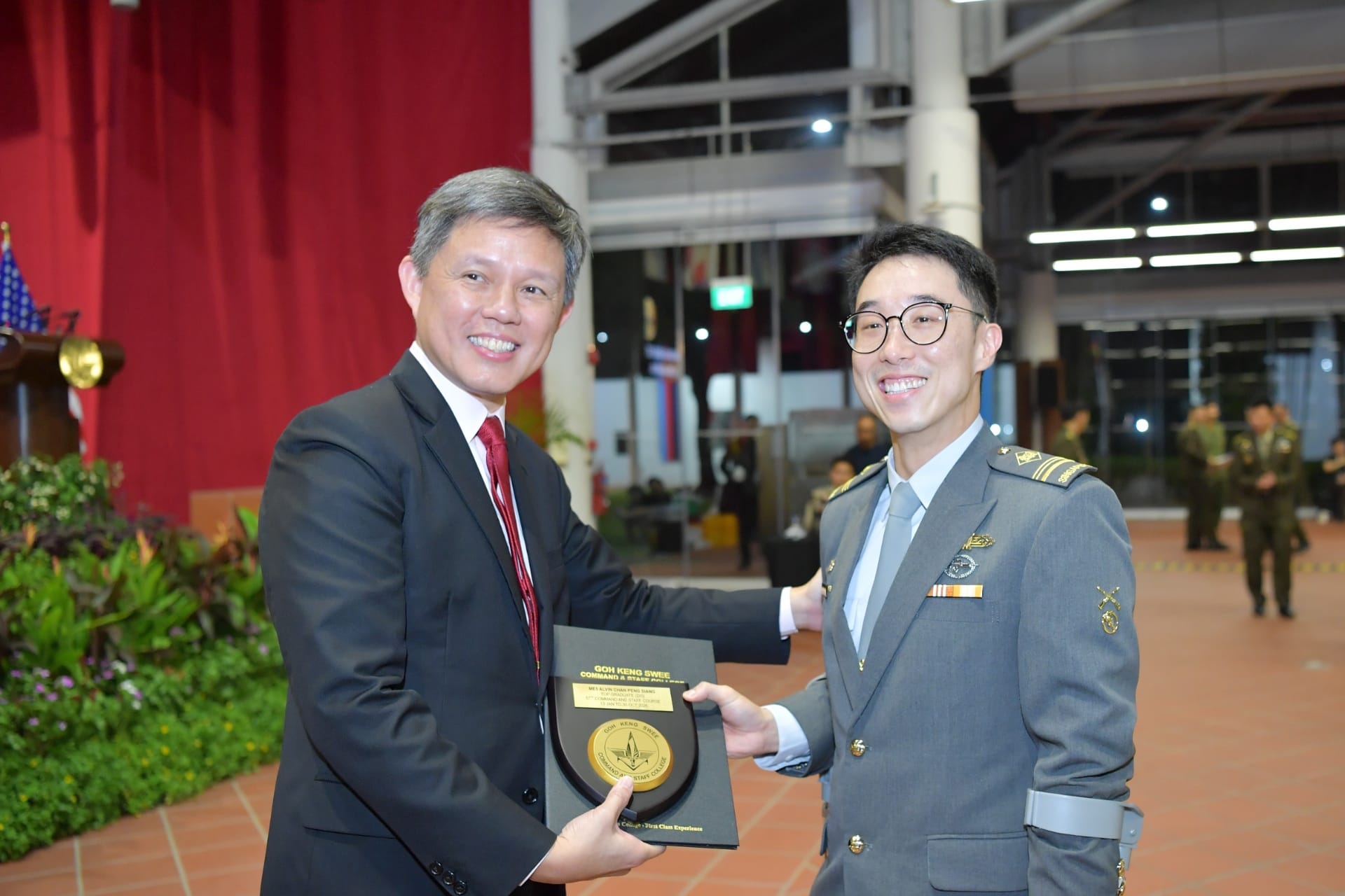 Minister Chan presenting the graduation award to ME5 Alvin Chan Peng Siang, Top Graduate (DIS) in the 57th CSC.