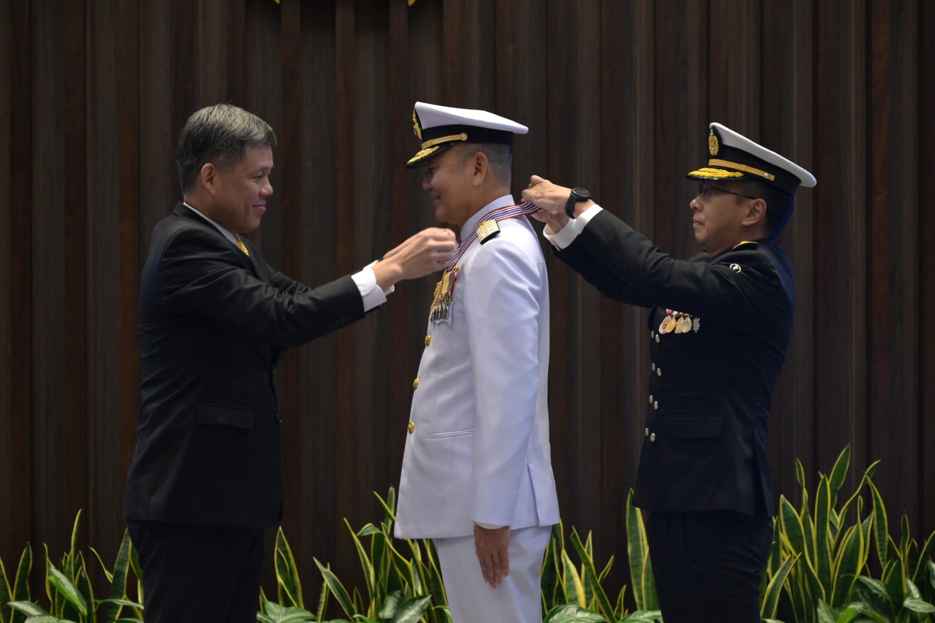 Minister for Defence Mr Chan Chun Sing (left) presenting the Meritorious Service Medal (Military) to the Commander-in-Ch