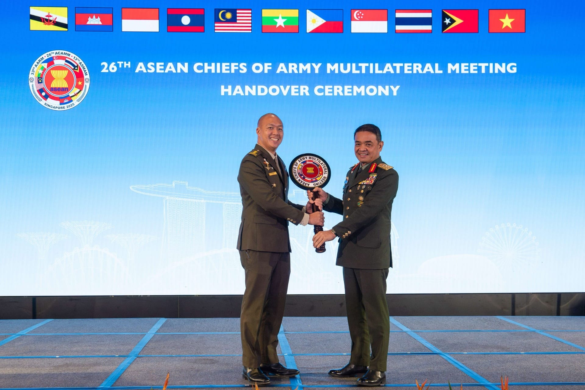 MG Cai (left) handing over the 2026 ACAMM host role to Chief of the Malaysian Army General (GEN) Tan Sri Dato’ Wira Muhammad Hafizuddeain bin Jantan (right).