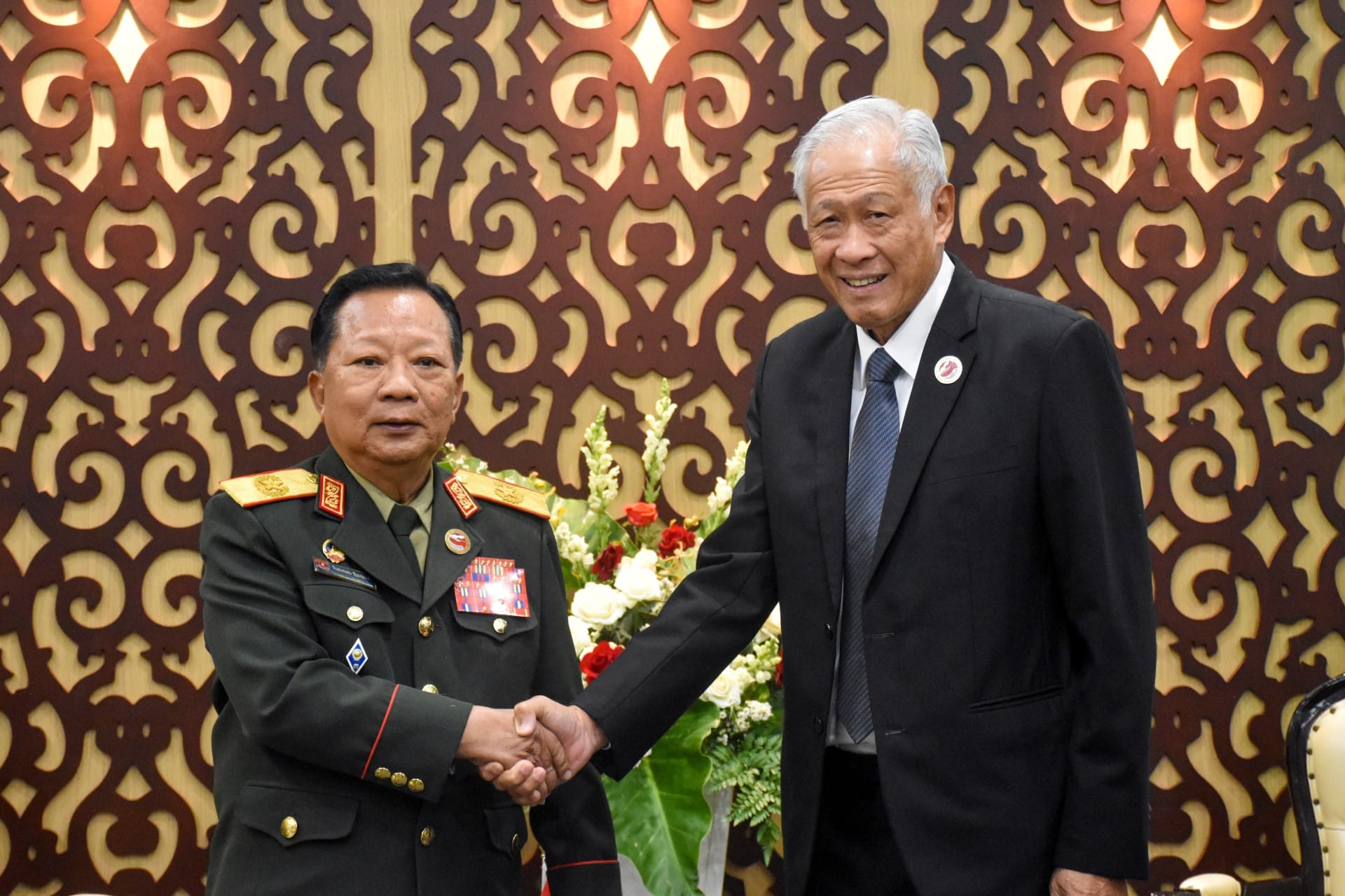 Dr Ng (right) met Laos Deputy Prime Minister and Minister of National Defence General Chansamone Chanyalath (left) on the sidelines of the 17th ADMM.
