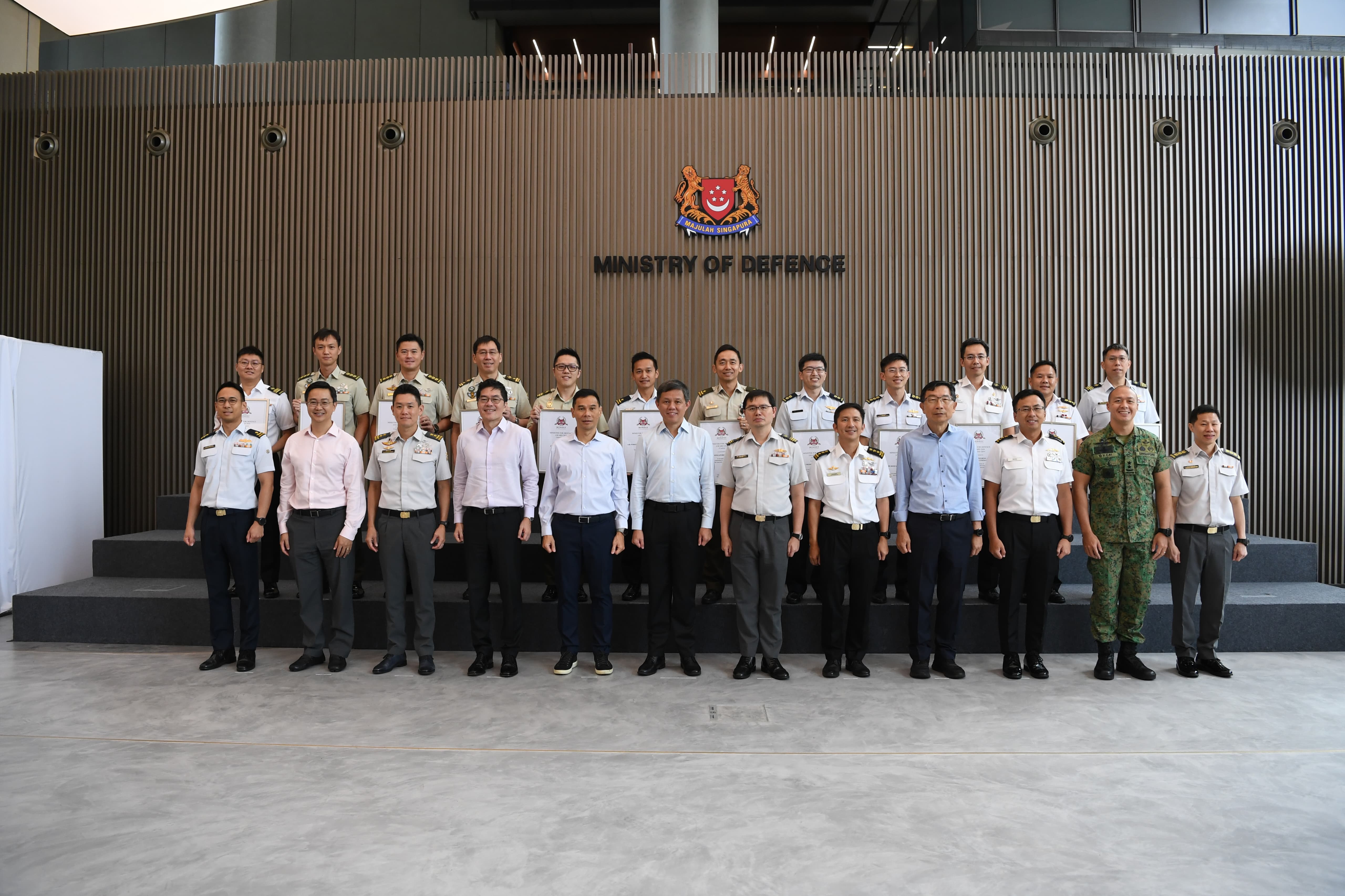 Minister Chan with the recipients of the MDA and senior leadership from MINDEF/SAF.