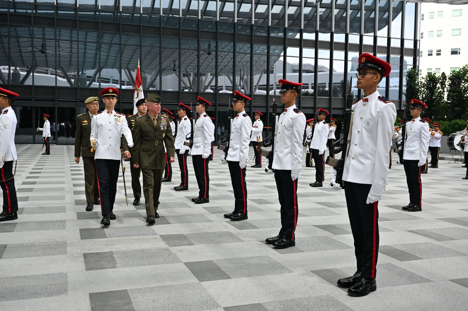 GEN Smith inspecting the Guard of Honour at the Ministry of Defence.