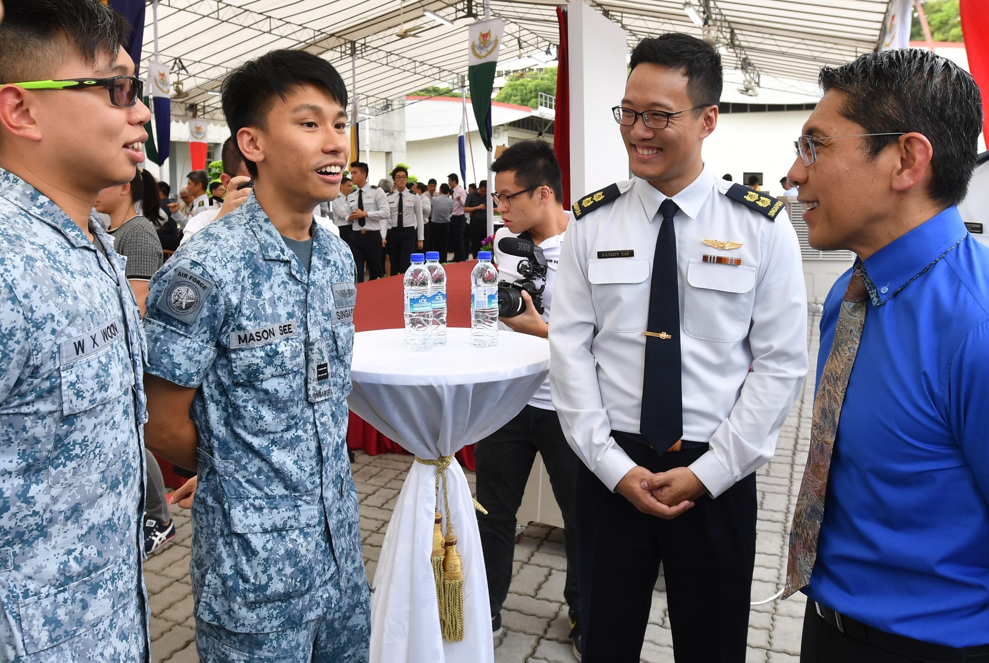 Dr Maliki interacting with RSAF personnel from 165 Sqn at the FOC ceremony.