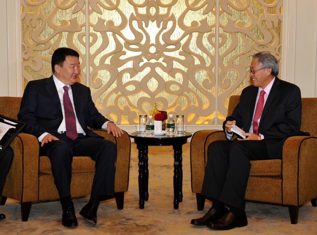 Minister for Defence Dr Ng Eng Hen meeting with Mongolian Minister for Defense Dashdemberel Bat-Erdene on the sidelines of the 13th Shangri-La Dialogue.
