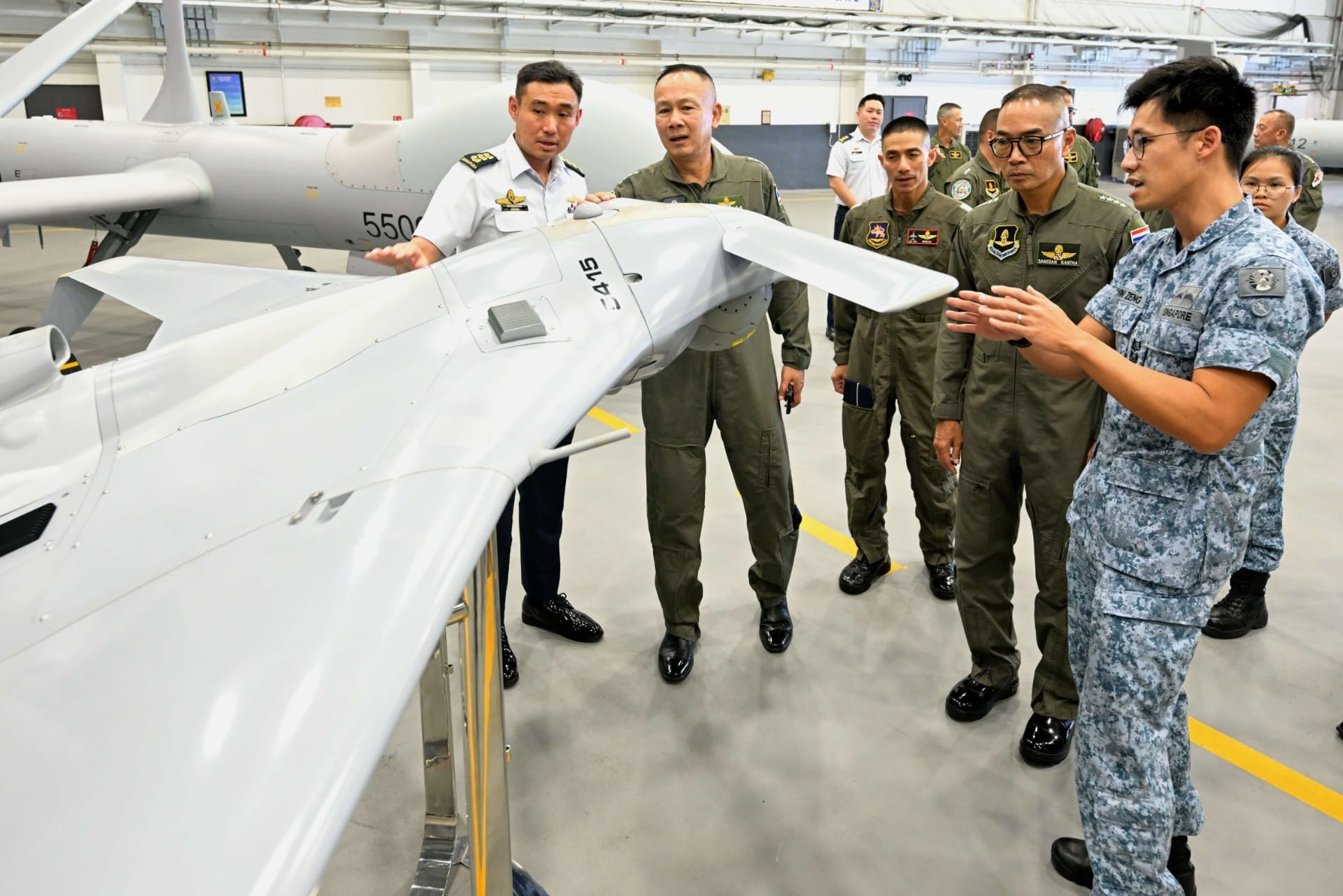 ACM Sakesan viewing the static displays of the RSAF’s Hermes 900 and Orbiter 4 UAVs.