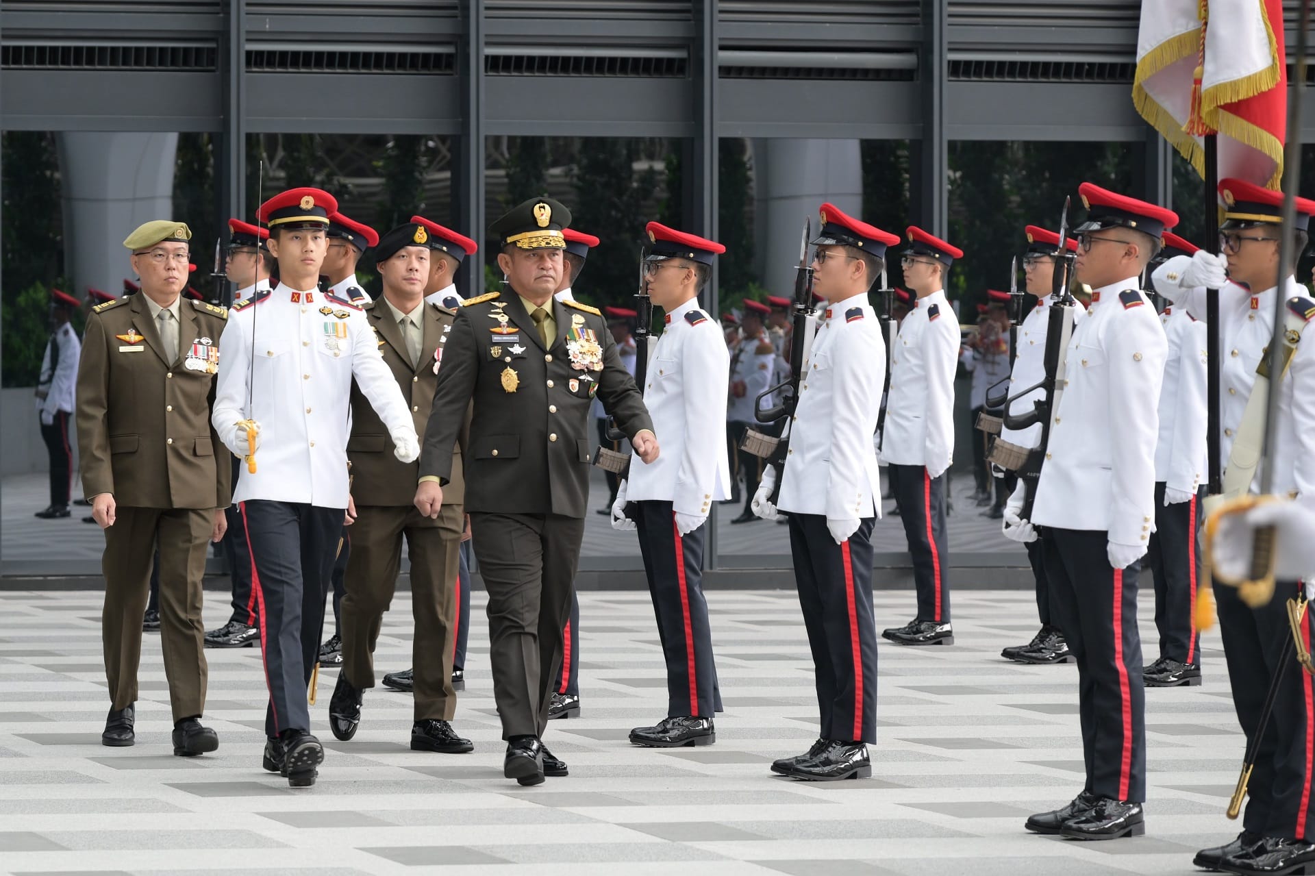 GEN Maruli inspected the Guard of Honour at MINDEF.