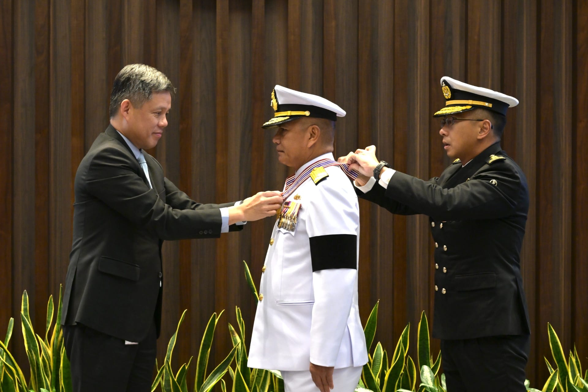 Commander-in-Chief of Royal Thai Navy Admiral (ADM) Pairote Fuangchan (centre) was presented the Meritorious Service Medal (Military) by Minister for Defence Chan Chun Sing (left) at the Ministry of Defence (MINDEF) earlier today.