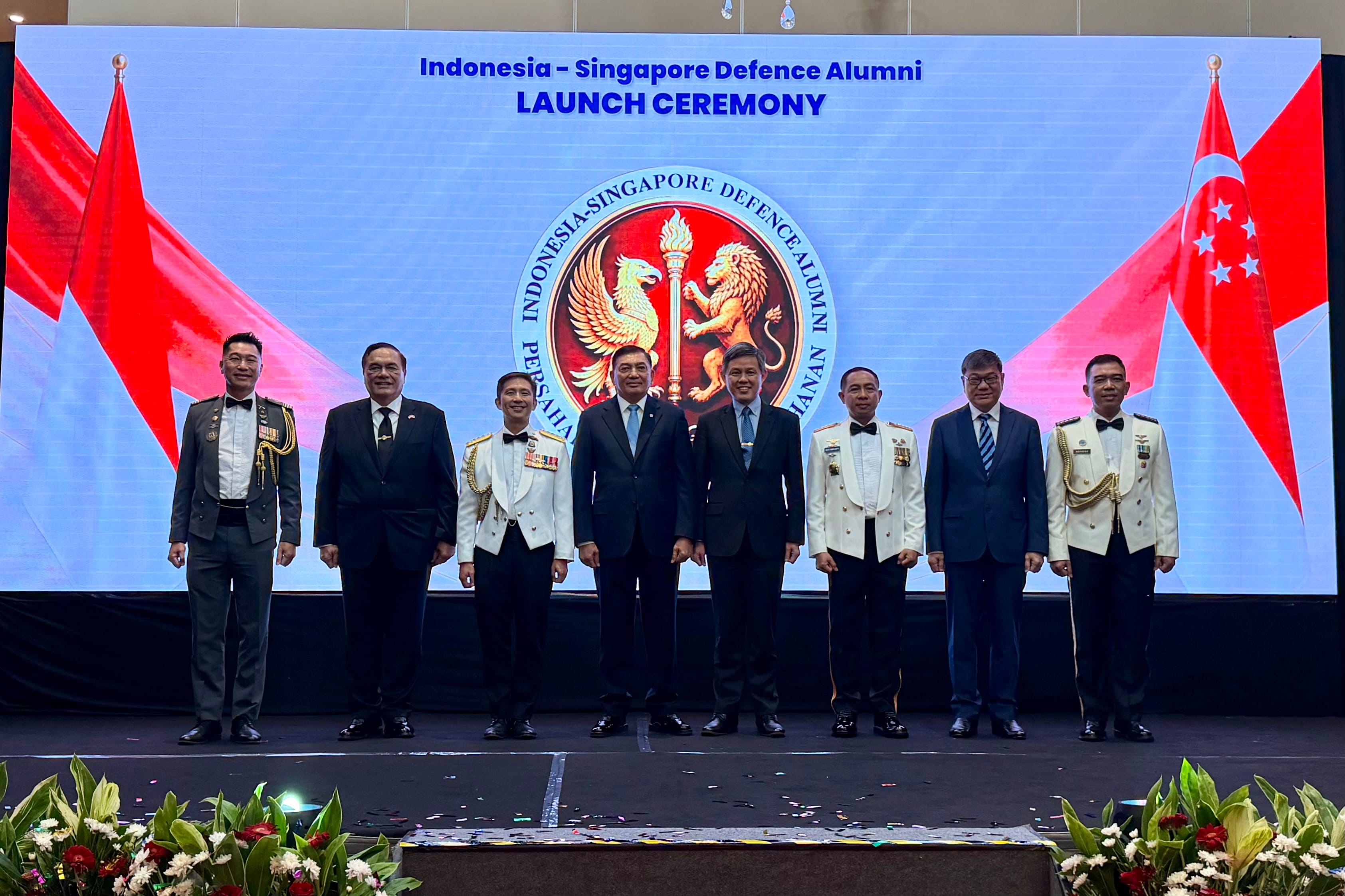 Minister for Defence Chan Chun Sing and Indonesian Defence Minister General (Hon)(Rtd) Sjafrie Sjamsoeddin at the launch of the Indonesia–Singapore (INDOSIN) Defence Alumni Initiative alongside Singapore Chief of Defence Force Vice Admiral (VADM) Aaron Beng and Indonesia Chief of Defence Force General (GEN) Agus Subiyanto.