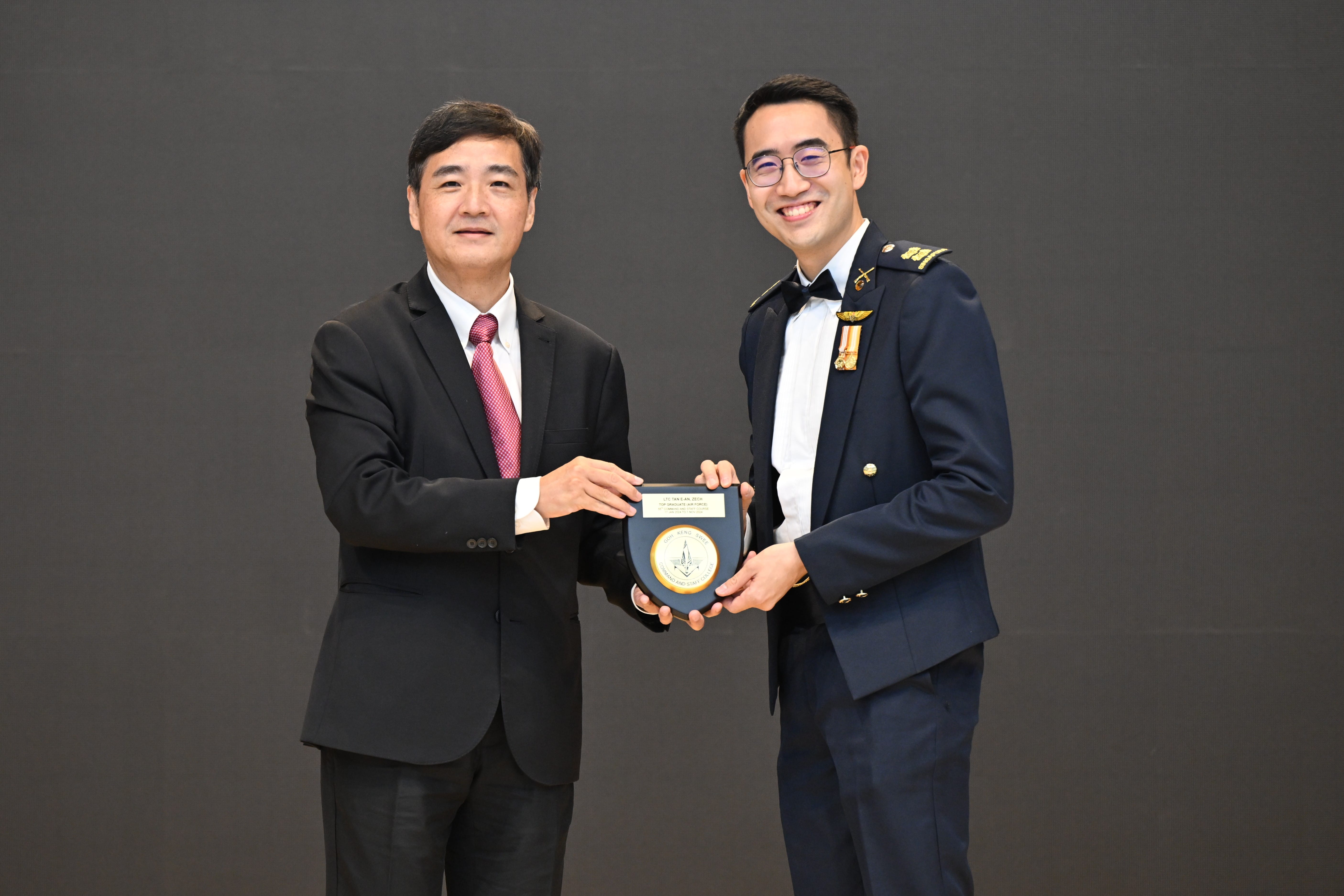 Mr Heng presenting the graduation plaque to LTC Zech Tan E-An, Valedictorian and Top Graduate in the 55th CSC.