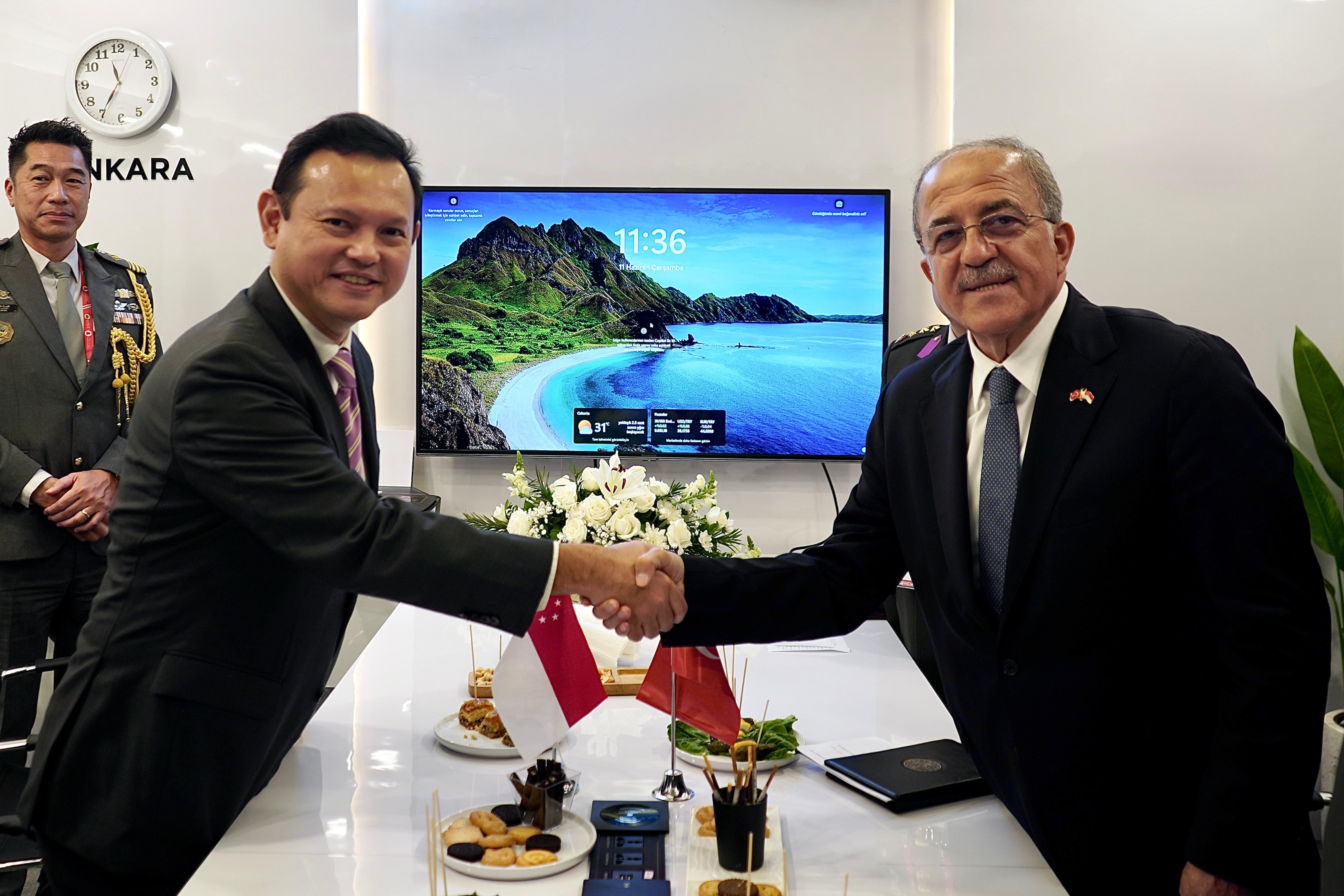 Mr Zaqy (left) meeting with Türkiye Deputy Minister of National Defence Şuay Alpay (right).
