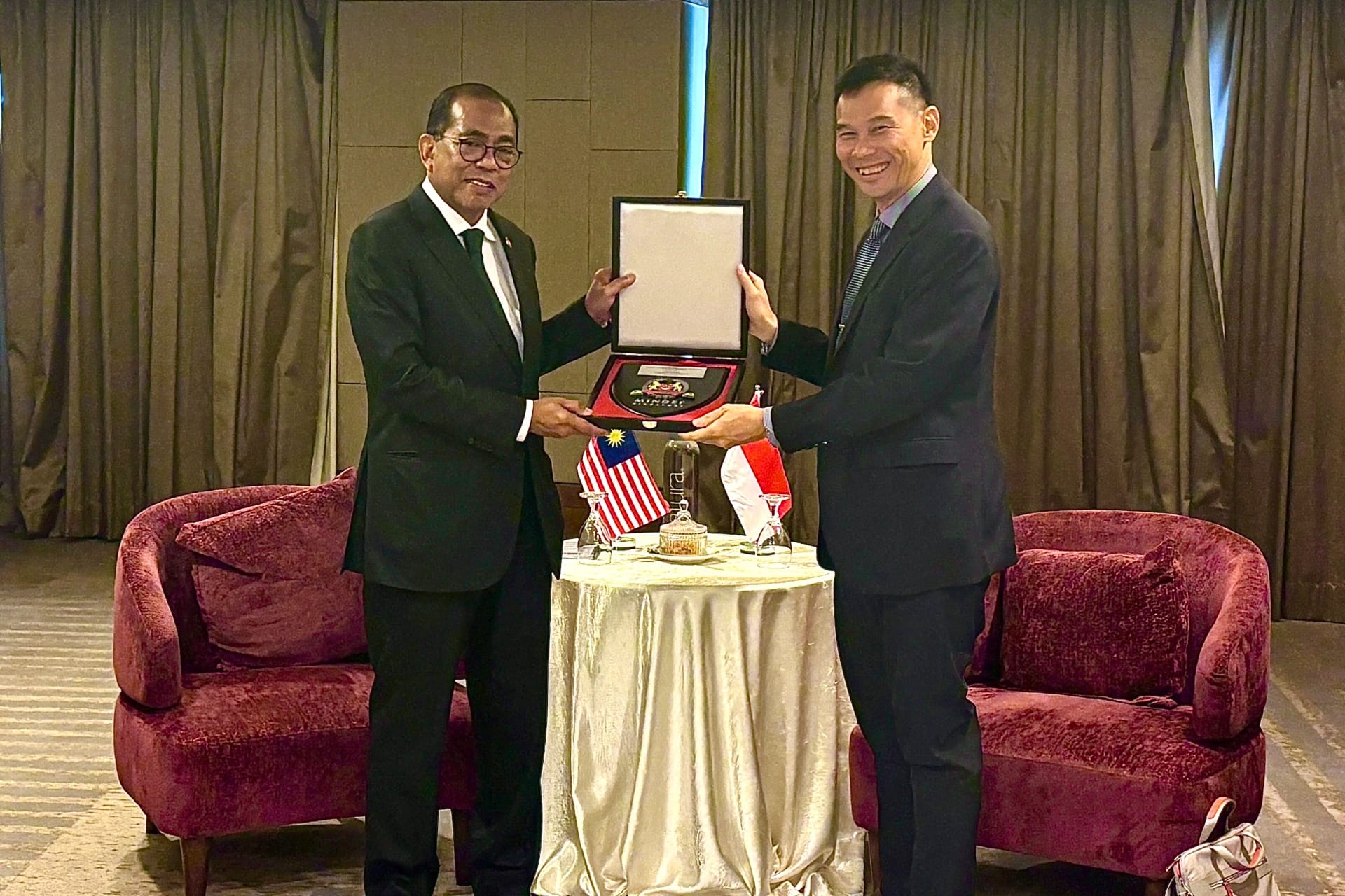 Mr Leong calling on Malaysian Minister of Defence Dato’ Seri Mohamed Khaled Nordin during his introductory visit to Malaysia.