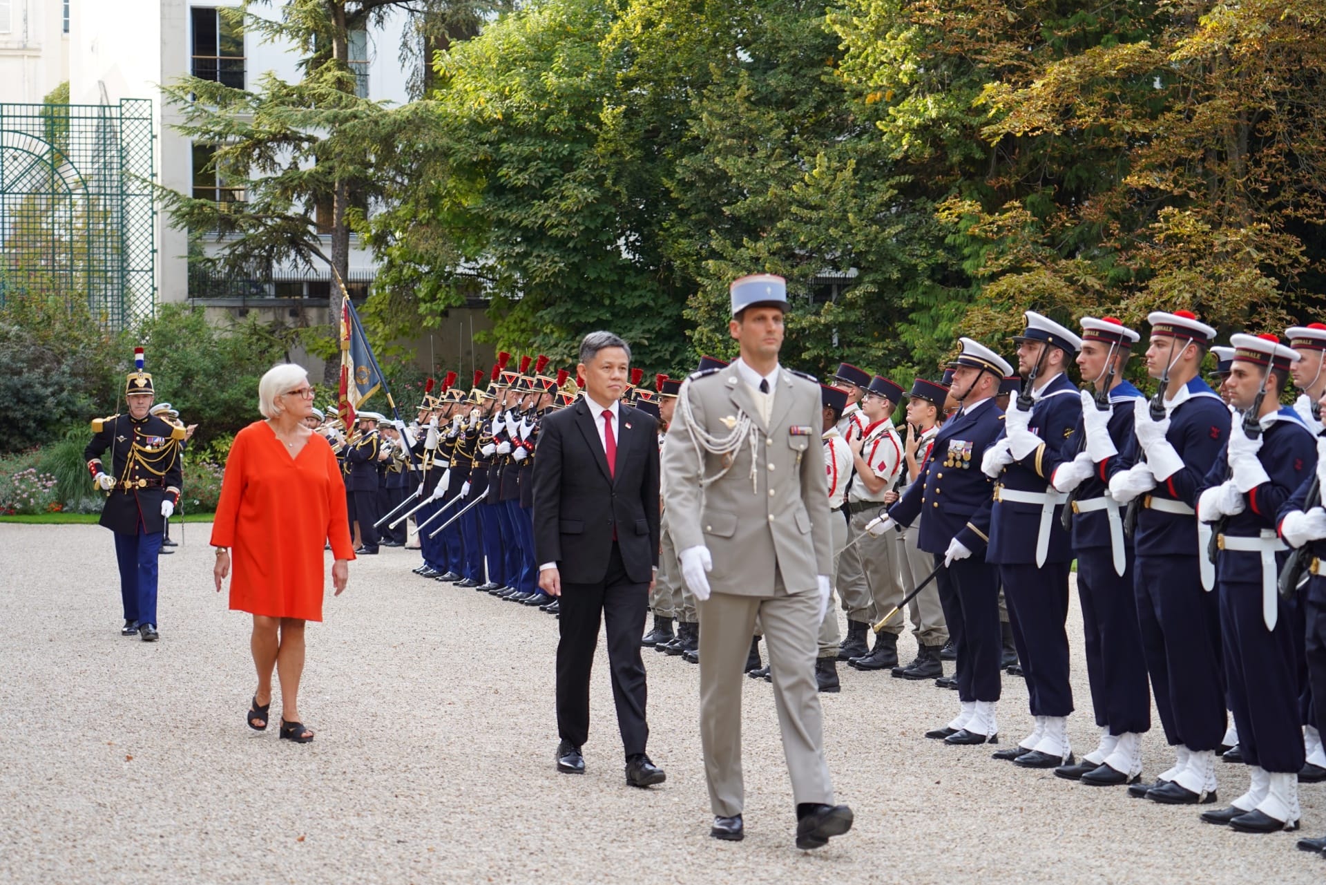 Minister Chan reviewing the Guard of Honour by the French Armed Forces at the Hôtel de Brienne, Ministère de la Défense.