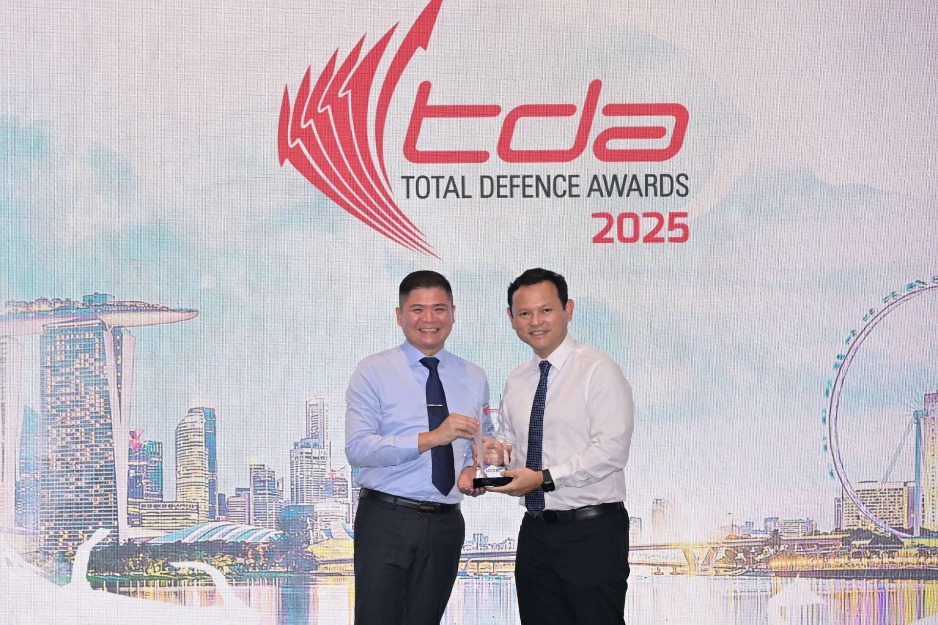 SMS Zaqy (right) presenting the TD Advocate Award for Companies (Small and Medium Enterprises) to Mr Chan Guo Xiong, Gen