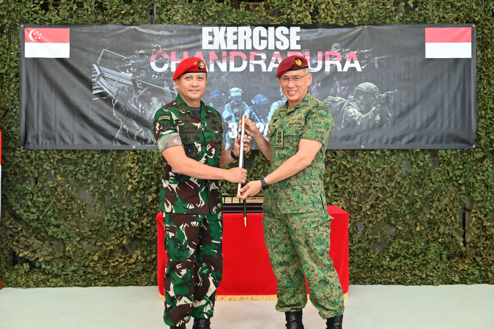 SAF's Chief Commando Officer Colonel Pang Chee Kong (right) and TNI Danjen KOPASSUS, Major General (MG) Djon Afriandi (left) officiating the closing ceremony of Exercise Chandrapura 2024.