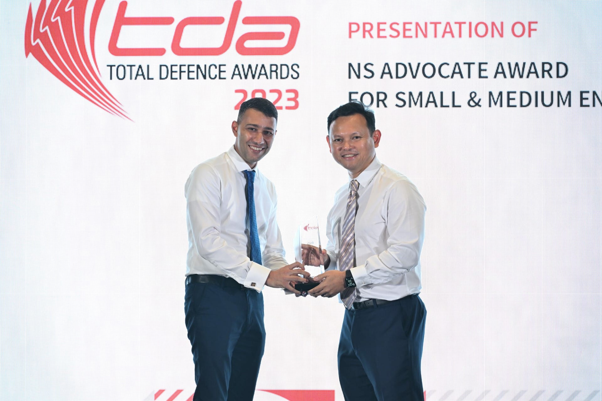Senior Minister of State for Defence Mr Zaqy Mohamad (right) presenting the NS Advocate Award for Companies (Small and Medium Enterprises) to Mr Varun Ramdas (left), CEO of Fisk Tech Pte Ltd.