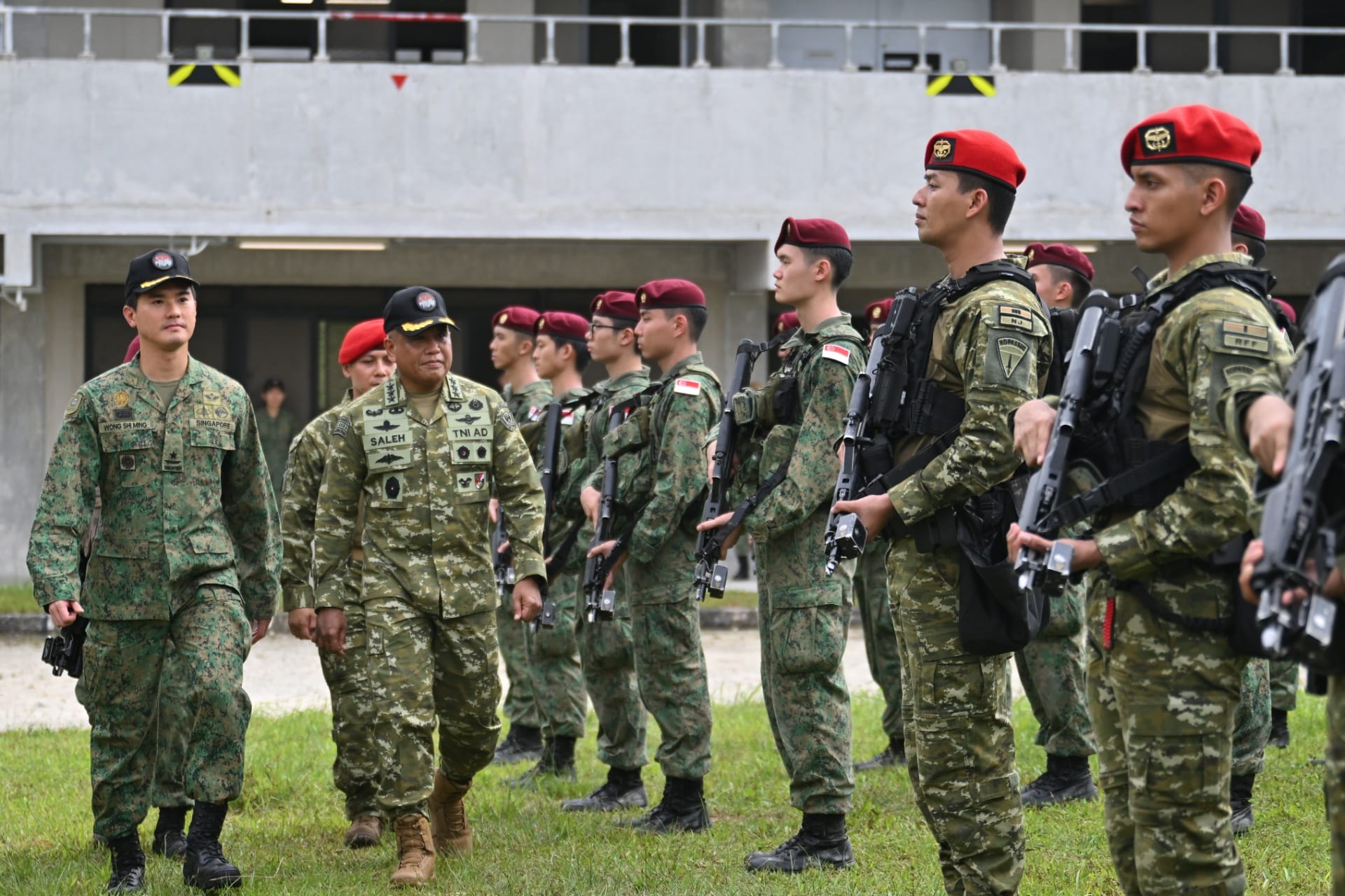 The Singapore Army’s Chief of Staff-General Staff, Brigadier General Wong Shi Ming (left), and the Indonesian Army’s Deputy Chief of Staff, Lieutenant General Muhammad Saleh Mustafa (right) jointly inspecting the troops formed up for the closing ceremony of Exercise Chandrapura 2026.