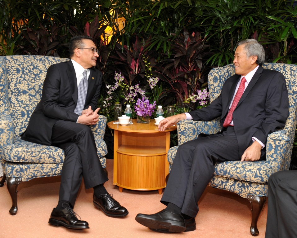 Minister for Defence Dr Ng Eng Hen meeting with Malaysian Minister of Defence and Acting Minister of Transport Dato' Seri Hishammuddin bin Tun Hussein on the sidelines of the 13th Shangri-La Dialogue.