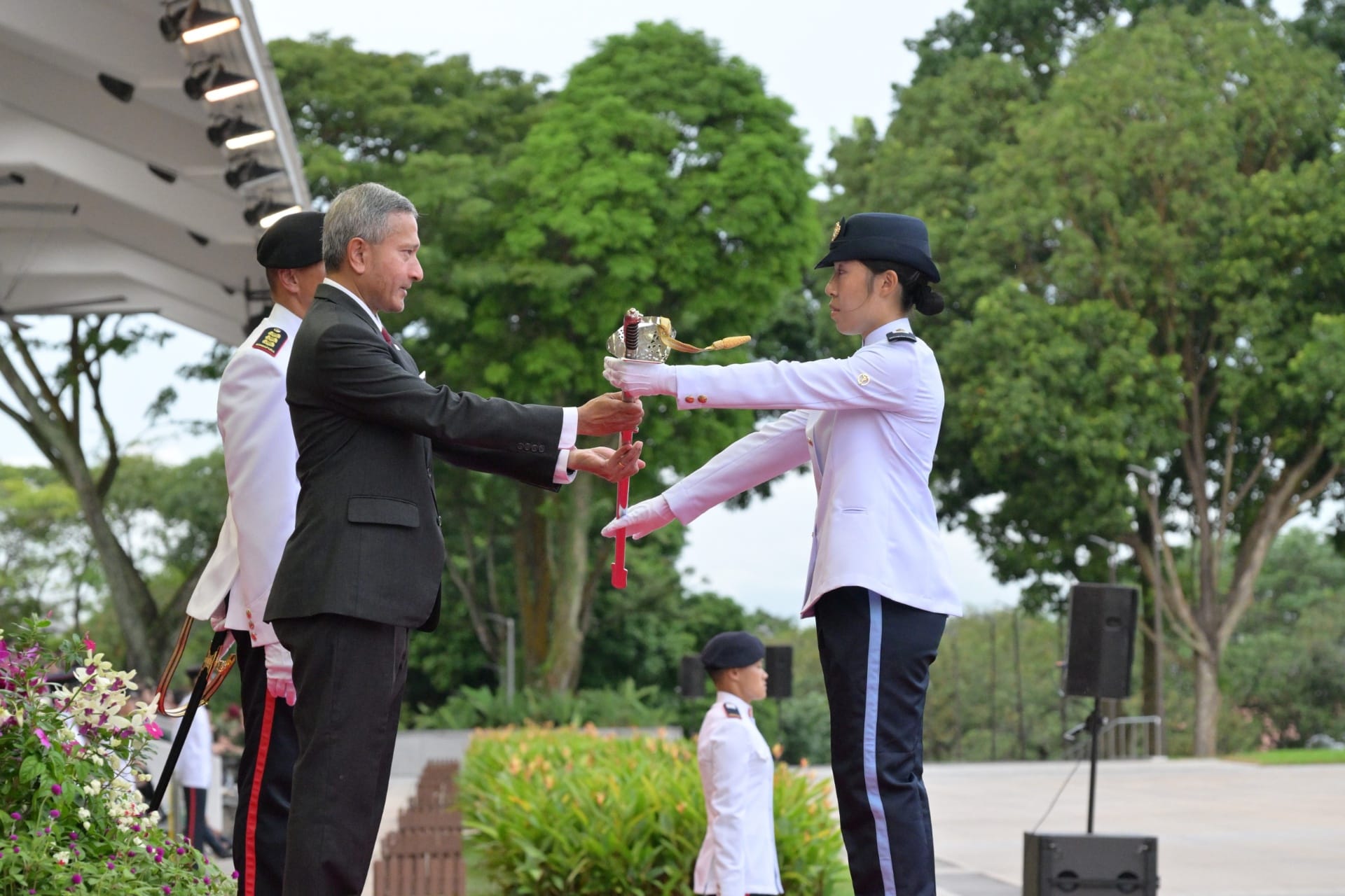 Dr Balakrishnan presenting the Sword of Honour to Lieutenant (LTA) Wong Ja Cynn from the Republic of Singapore Air Force