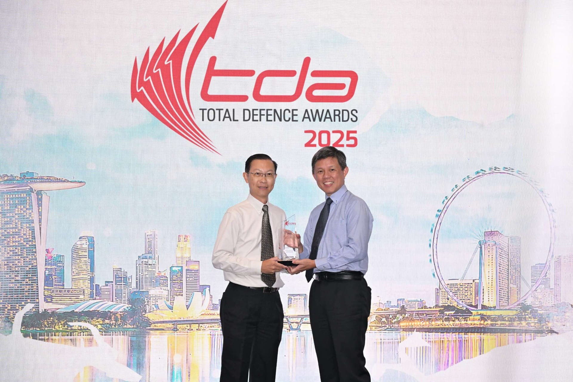 Mr Chan (right) presenting the TD Advocate Award for Organisations to Mr Ernest Lee, Deputy Director (Operations) at The