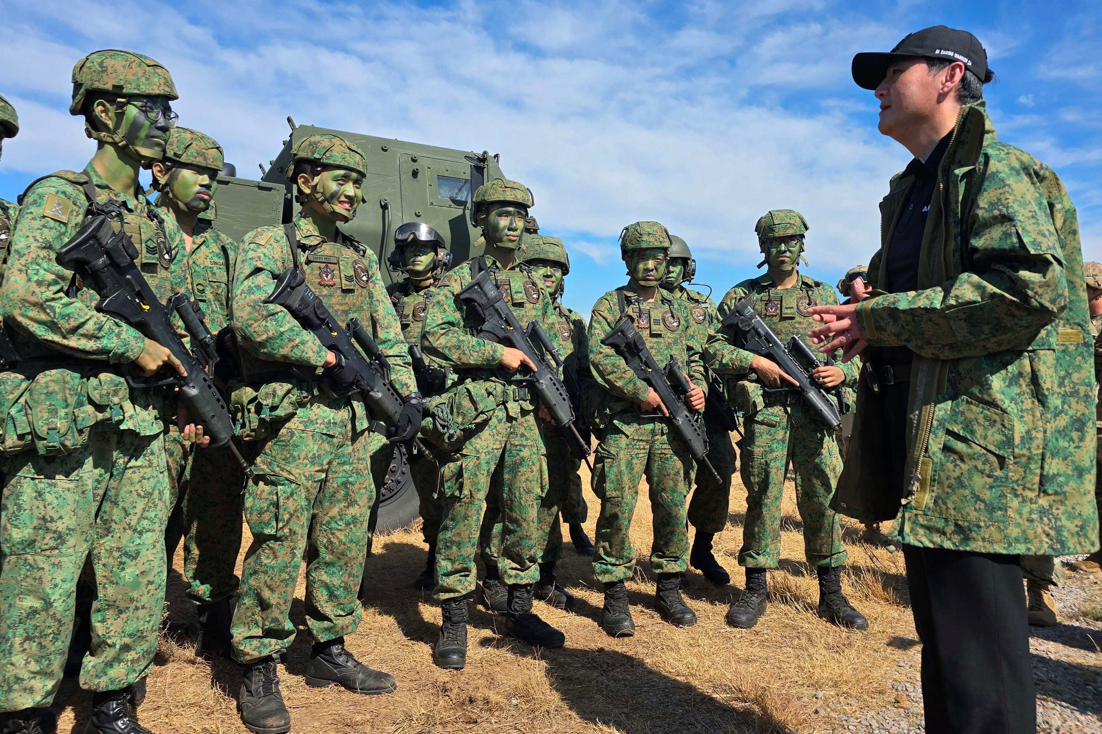 Senior Minister of State for Defence Mr Heng Chee How interacting with soldiers from 23rd Battalion, Singapore Artillery at Exercise Daring Warrior 2024 (XDW 24).