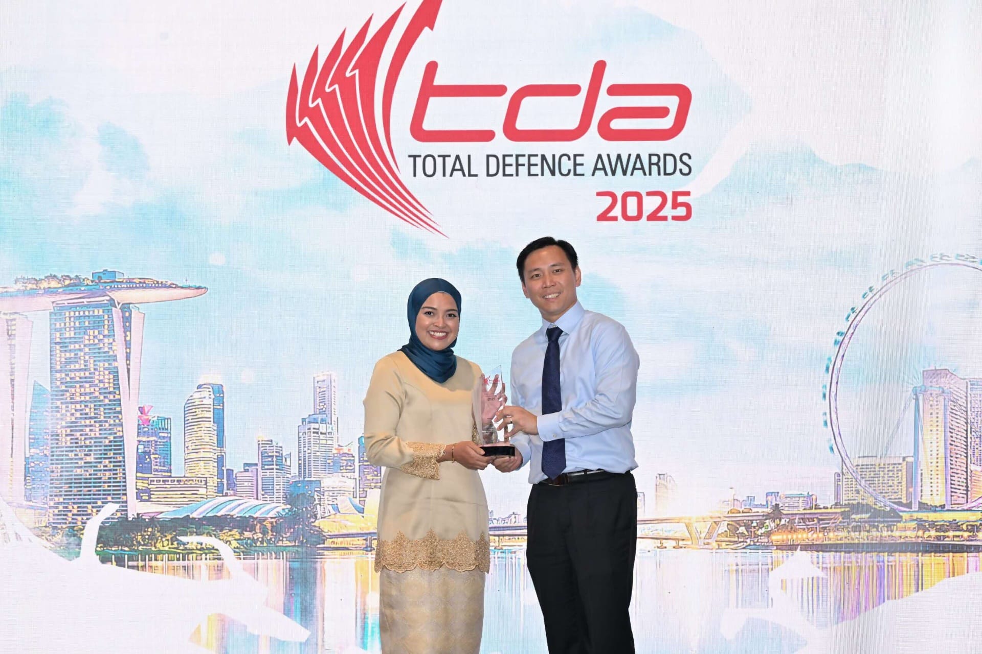 MOS Goh (right) presenting the TD Advocate Award for Individuals to Ms Nabillah Jalal, Founder of NJ Studio and Co-Found