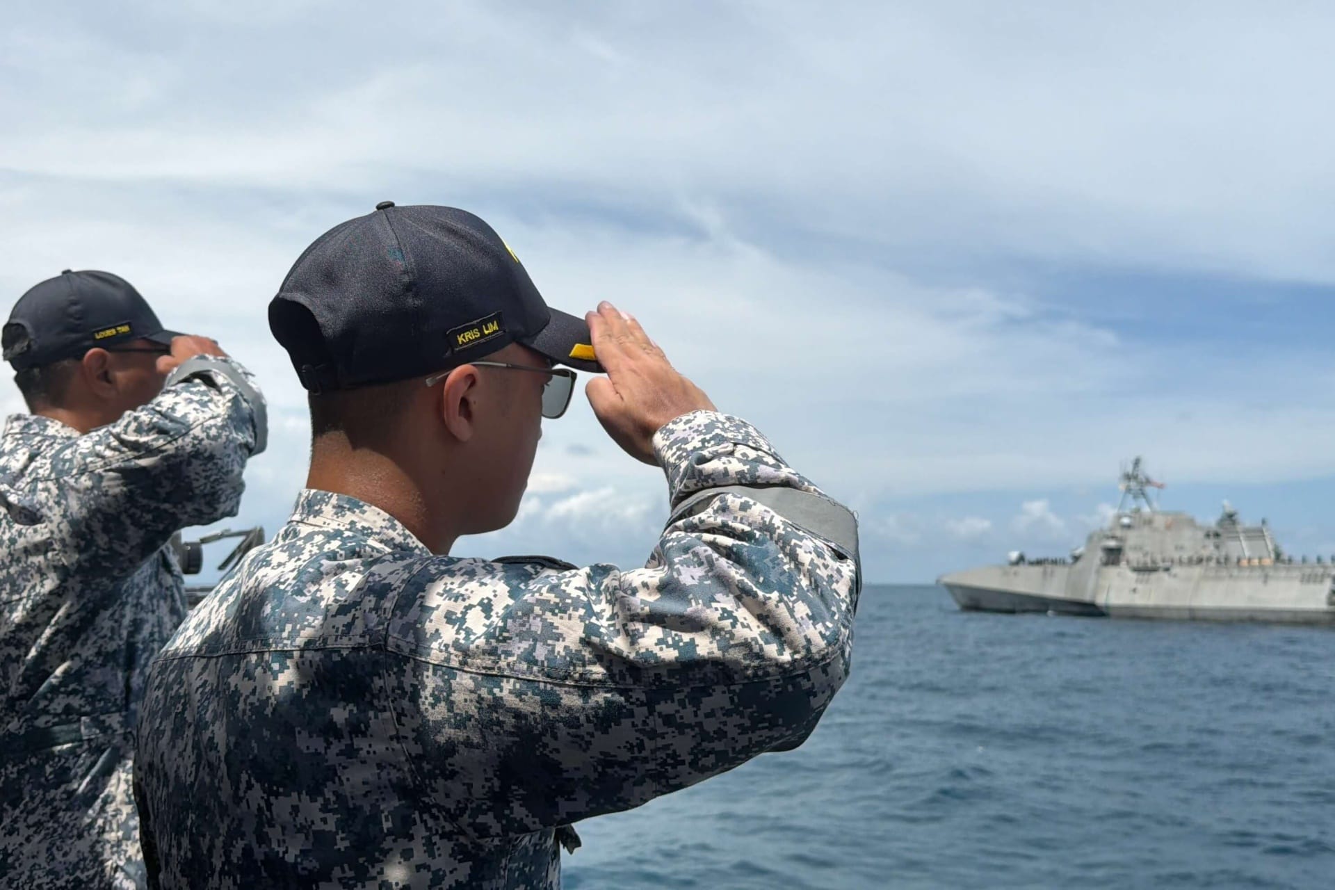 RSS VGR conducting the ceremonial Farewell Sailpast with USS Cincinnati.