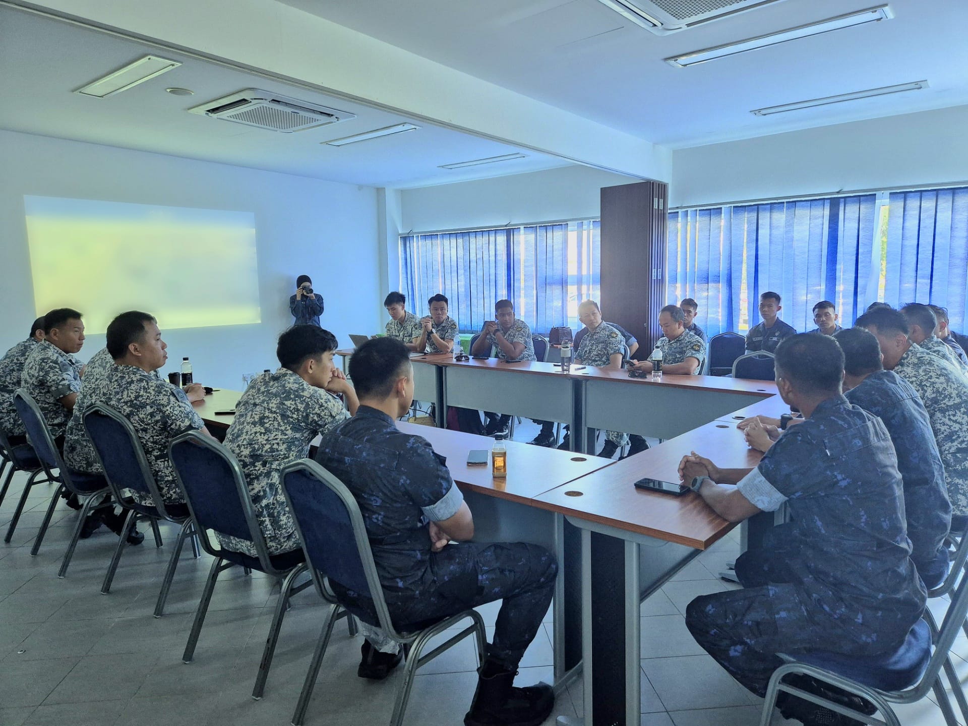 Personnel from the RSN's Naval Diving Unit (NDU) and the RBN's Naval Surface Action Group (NAVSAG) in a professional exc