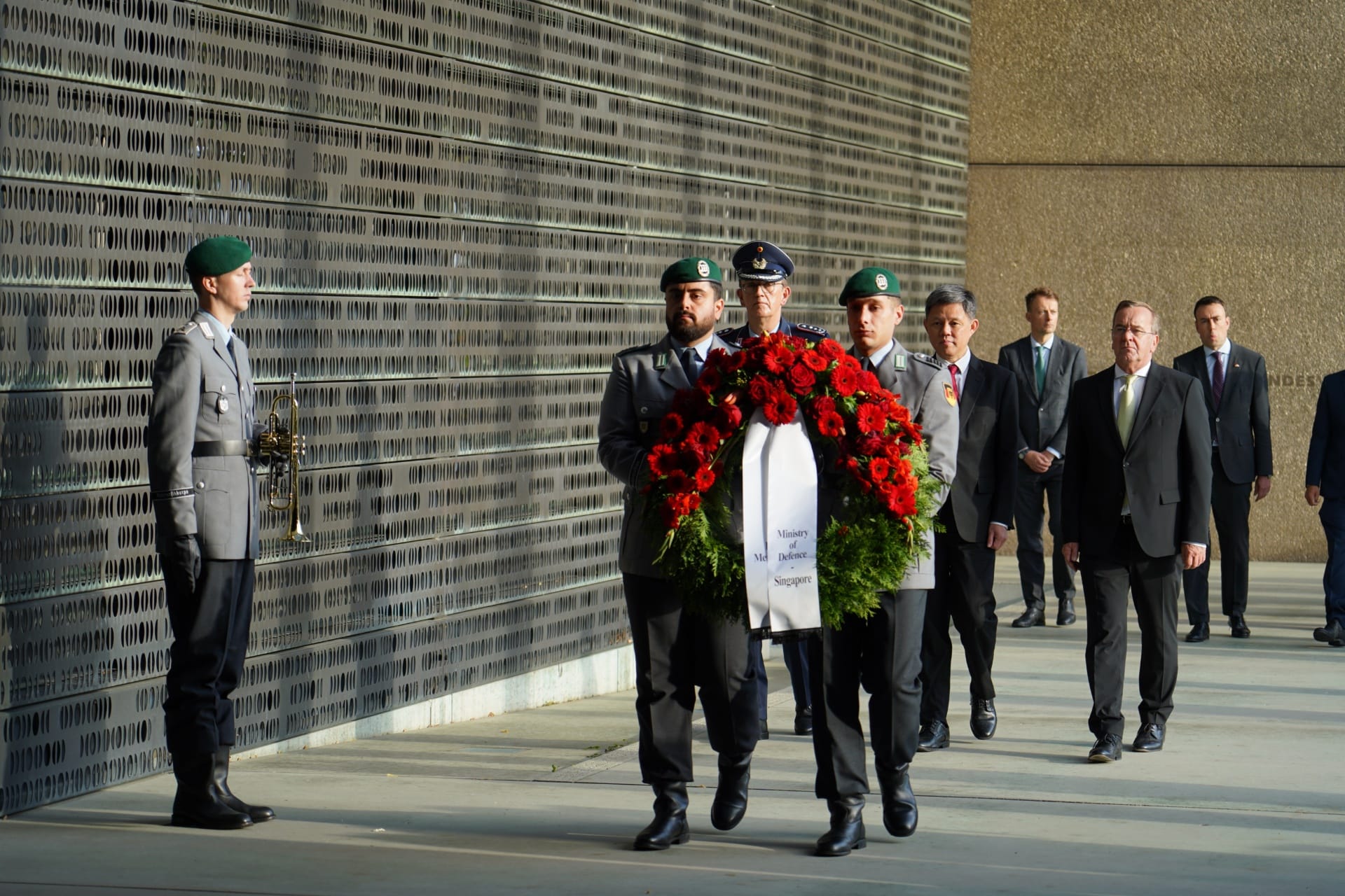 Minister Chan laying a wreath at the Bundeswehr Memorial at the Federal Ministry of Defence.