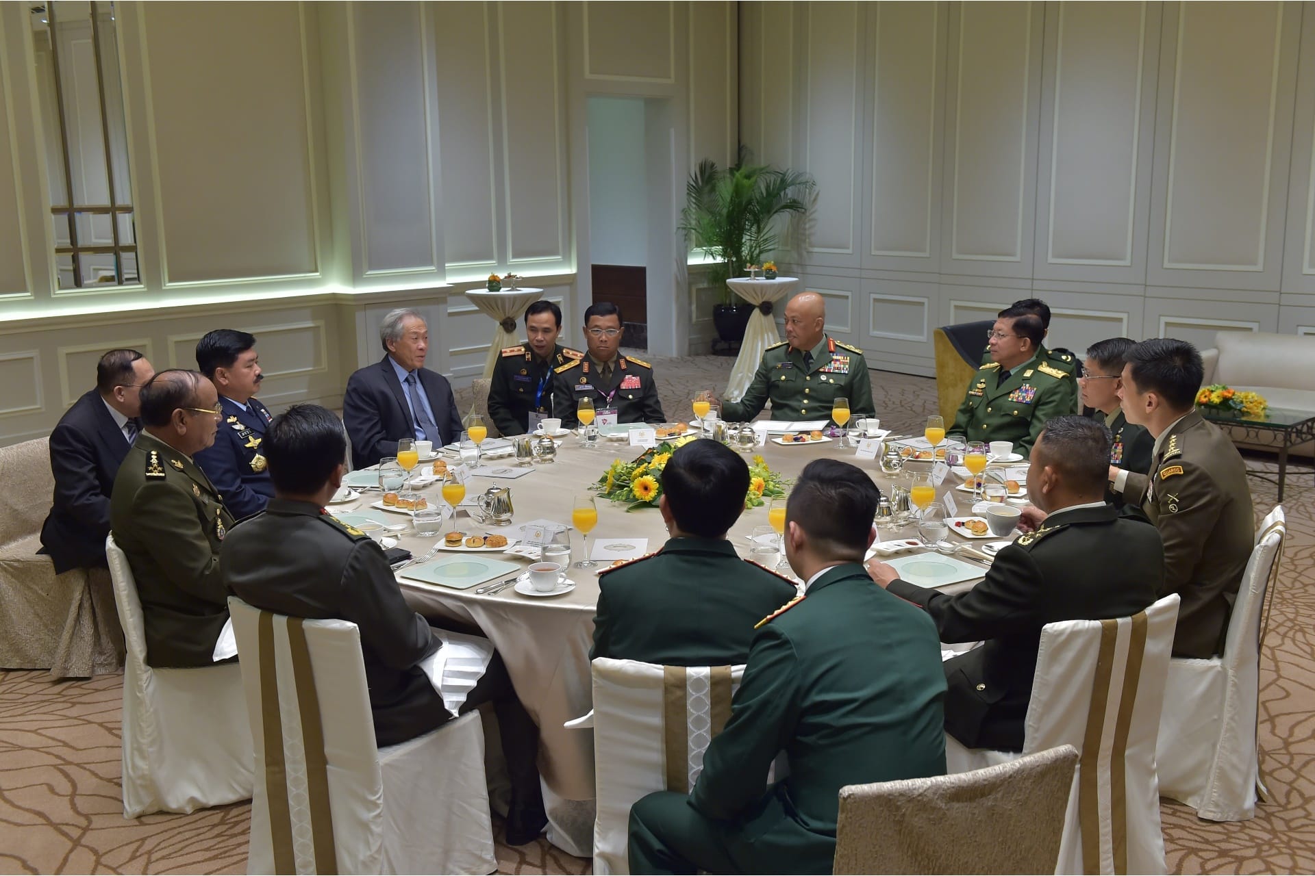 Dr Ng hosting the ASEAN Chiefs of Defence Forces to a breakfast meeting prior to the ACDFIM in Singapore.