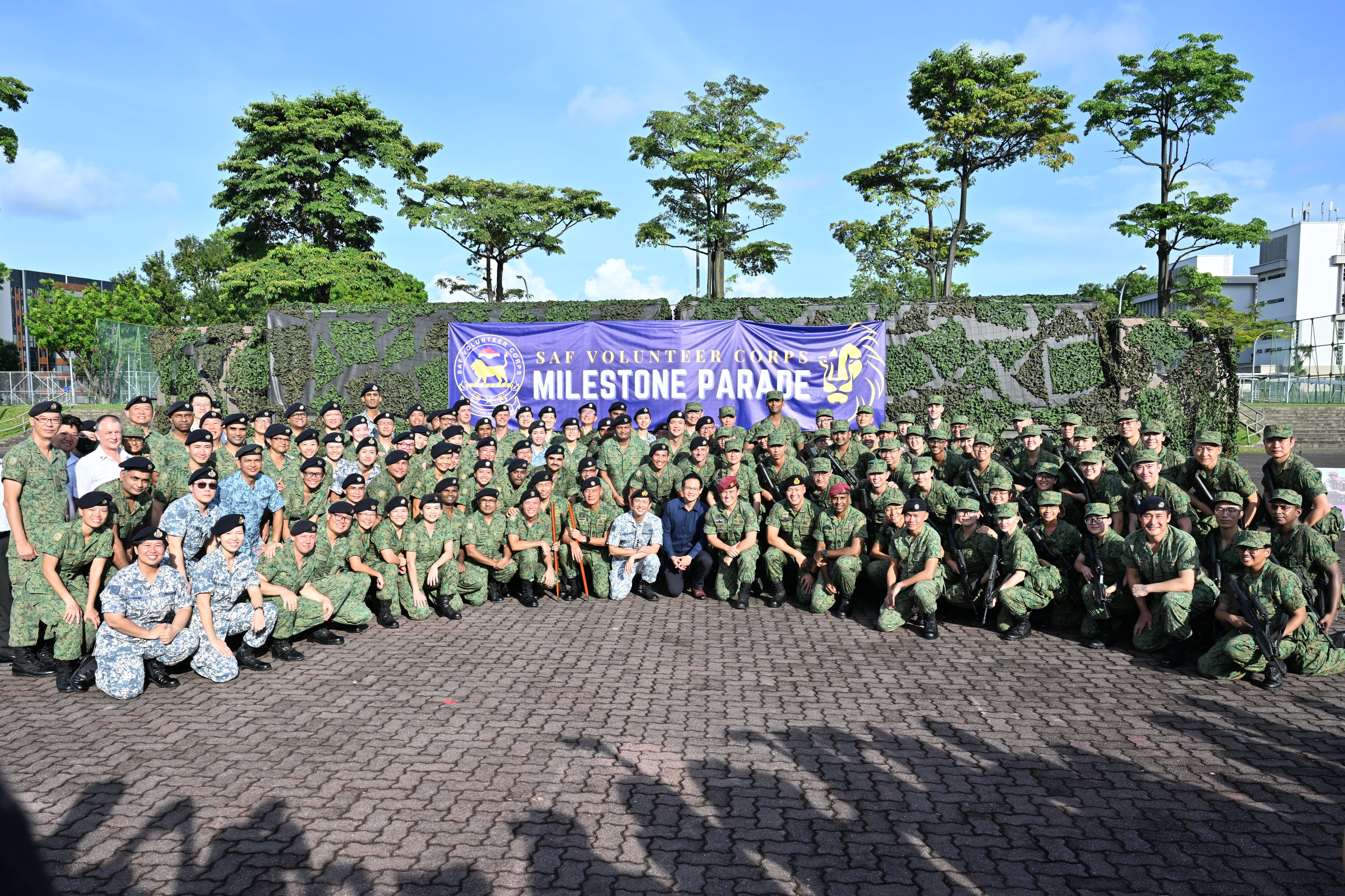 Minister of State for Defence Mr Desmond Choo taking a group photo with the SAFVC Milestone Parade participants.