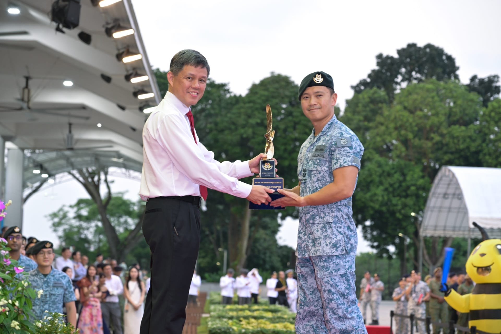 Minister Chan presenting the award for the Best Fighter Squadron to 145 Squadron, Commanded by Lieutenant Colonel (LTC) Matthew Foo.