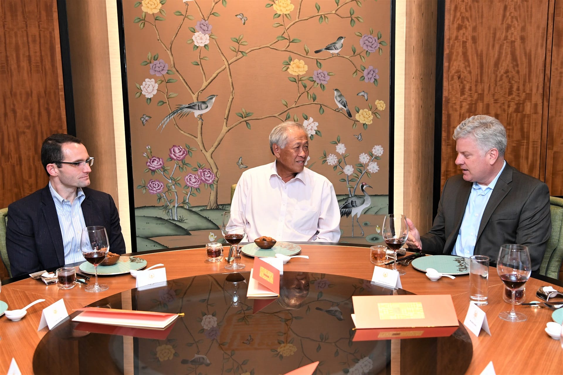 Minister for Defence Dr Ng Eng Hen (centre) hosting a lunch for United States Department of Defense officials on the sidelines of the 2nd Singapore Defence Technology Summit this afternoon.